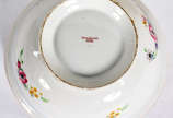Diversas peças de porcelana, sendo uma sopeira ... - Diversas peças de porcelana, sendo uma sopeira e um bowl frances de Limoges com flores em policromia, e um prato Rosenthal. Total 3 peças.