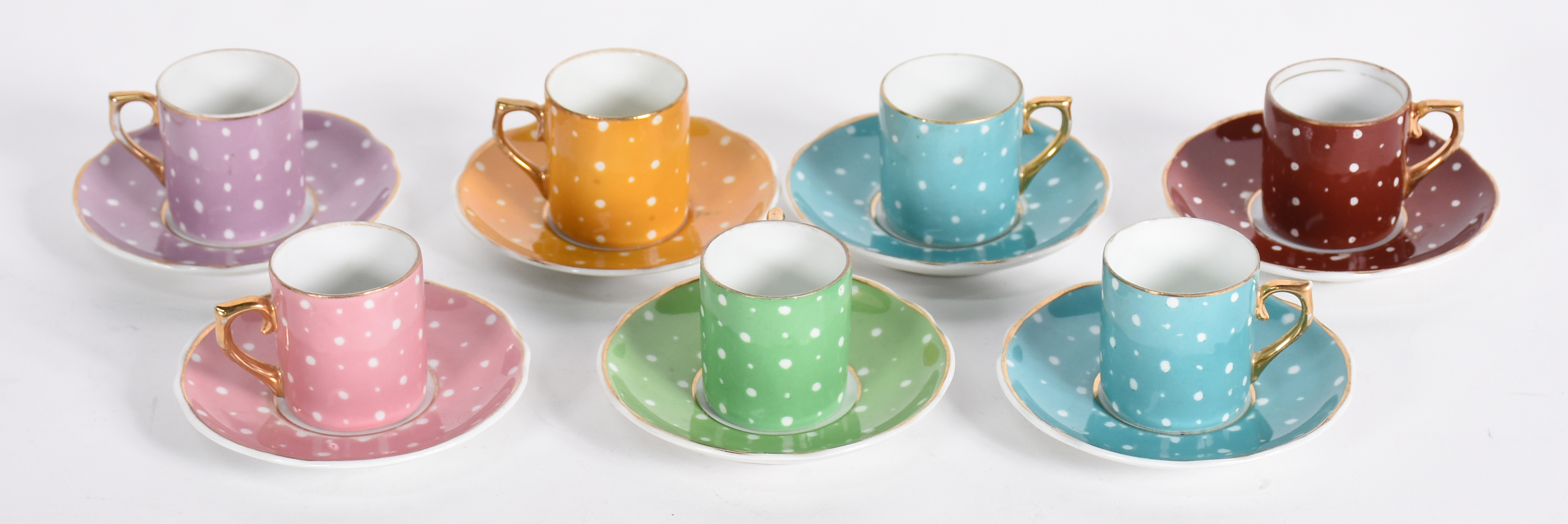 Conjunto com 7 xicaras com pires para café de porcelana nacional. - foto 1 de 5
