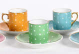 Conjunto com 7 xicaras com pires para café de p... - Conjunto com 7 xicaras com pires para café de porcelana nacional.