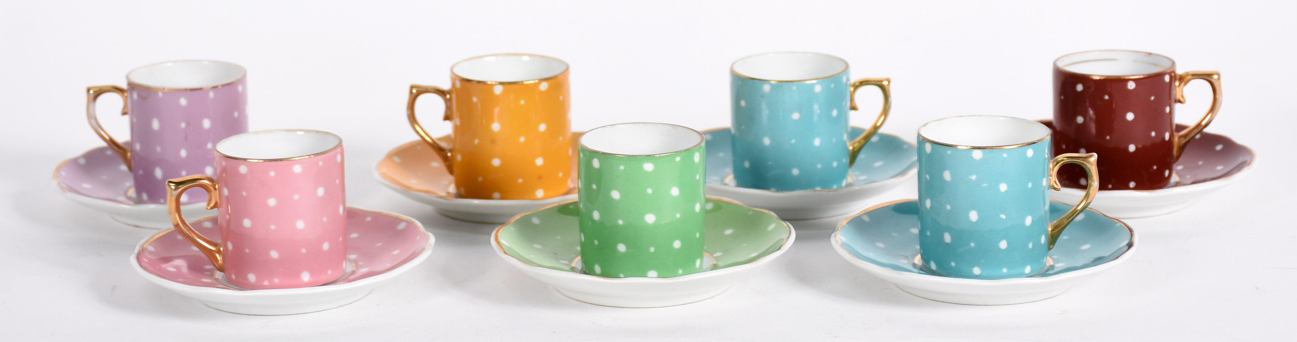 Conjunto com 7 xicaras com pires para café de porcelana nacional. - foto 2 de 5