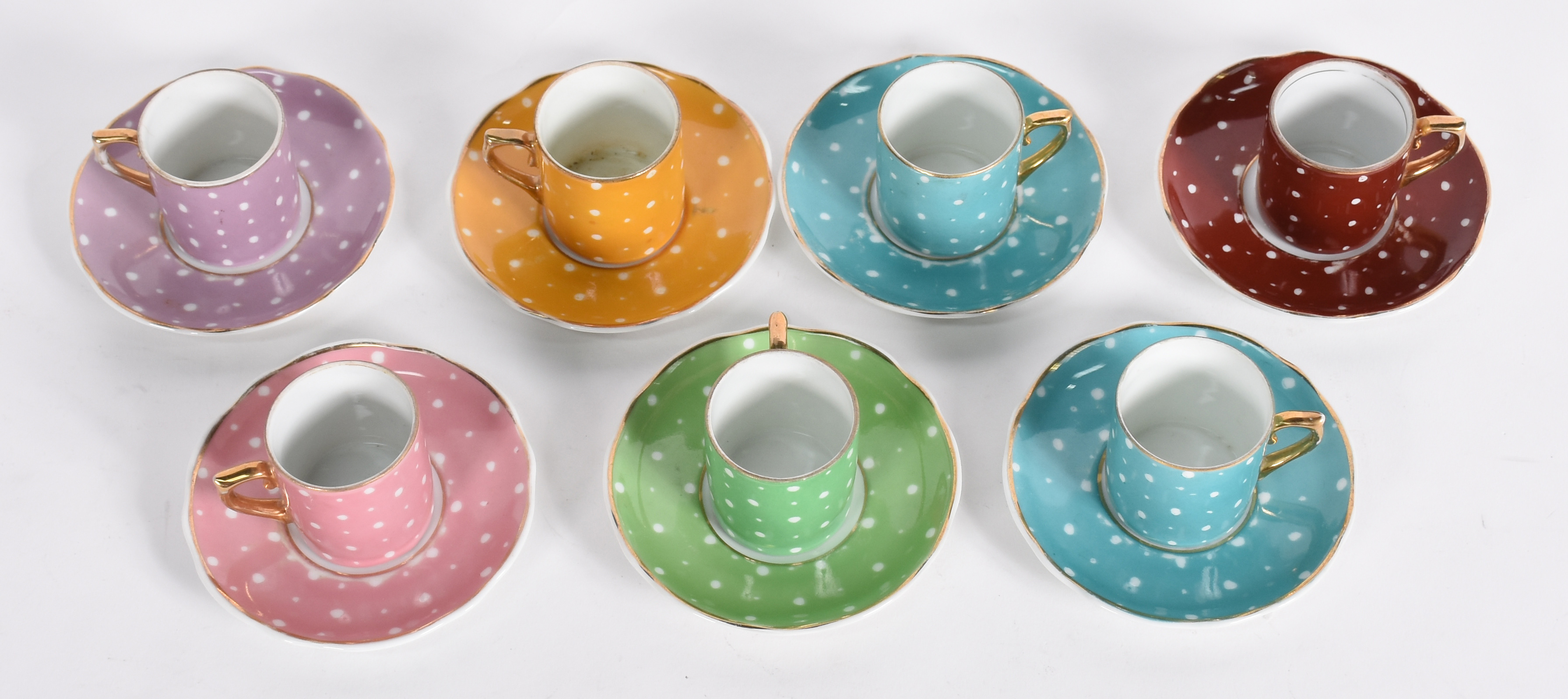 Conjunto com 7 xicaras com pires para café de porcelana nacional. - foto 3 de 5