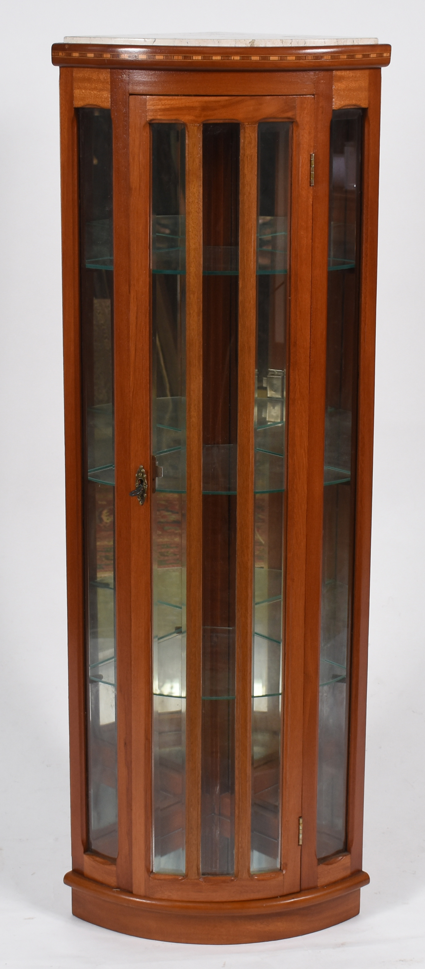 Vitrine de canto de madeira filetada, tres prateleiras internas de... - foto 1 de 5