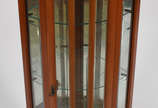 Vitrine de canto de madeira filetada, tres prat... - Vitrine de canto de madeira filetada, tres prateleiras internas de vidro, fundo espelhado, tampo de mármore.