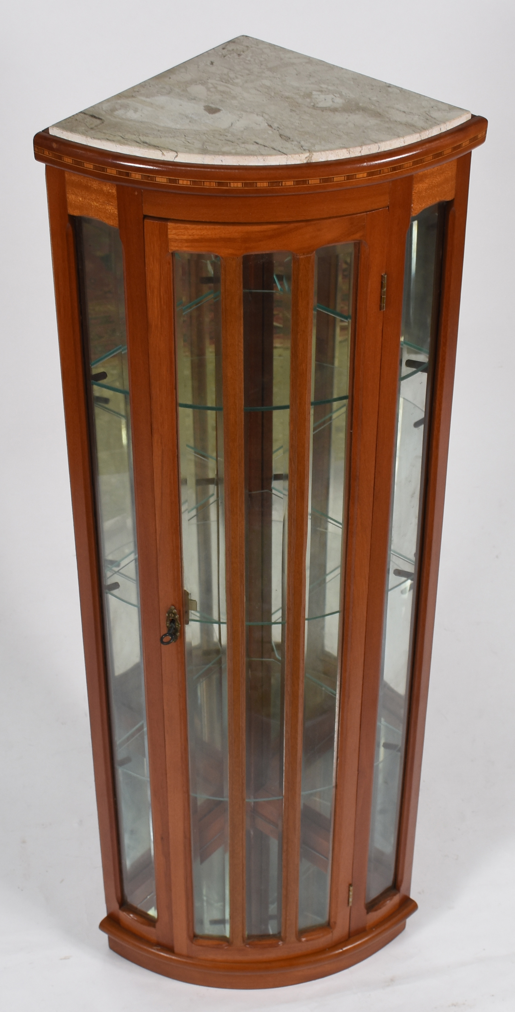 Vitrine de canto de madeira filetada, tres prateleiras internas de... - foto 2 de 5