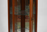 Vitrine de canto de madeira filetada, tres prat... - Vitrine de canto de madeira filetada, tres prateleiras internas de vidro, fundo espelhado, tampo de mármore.
