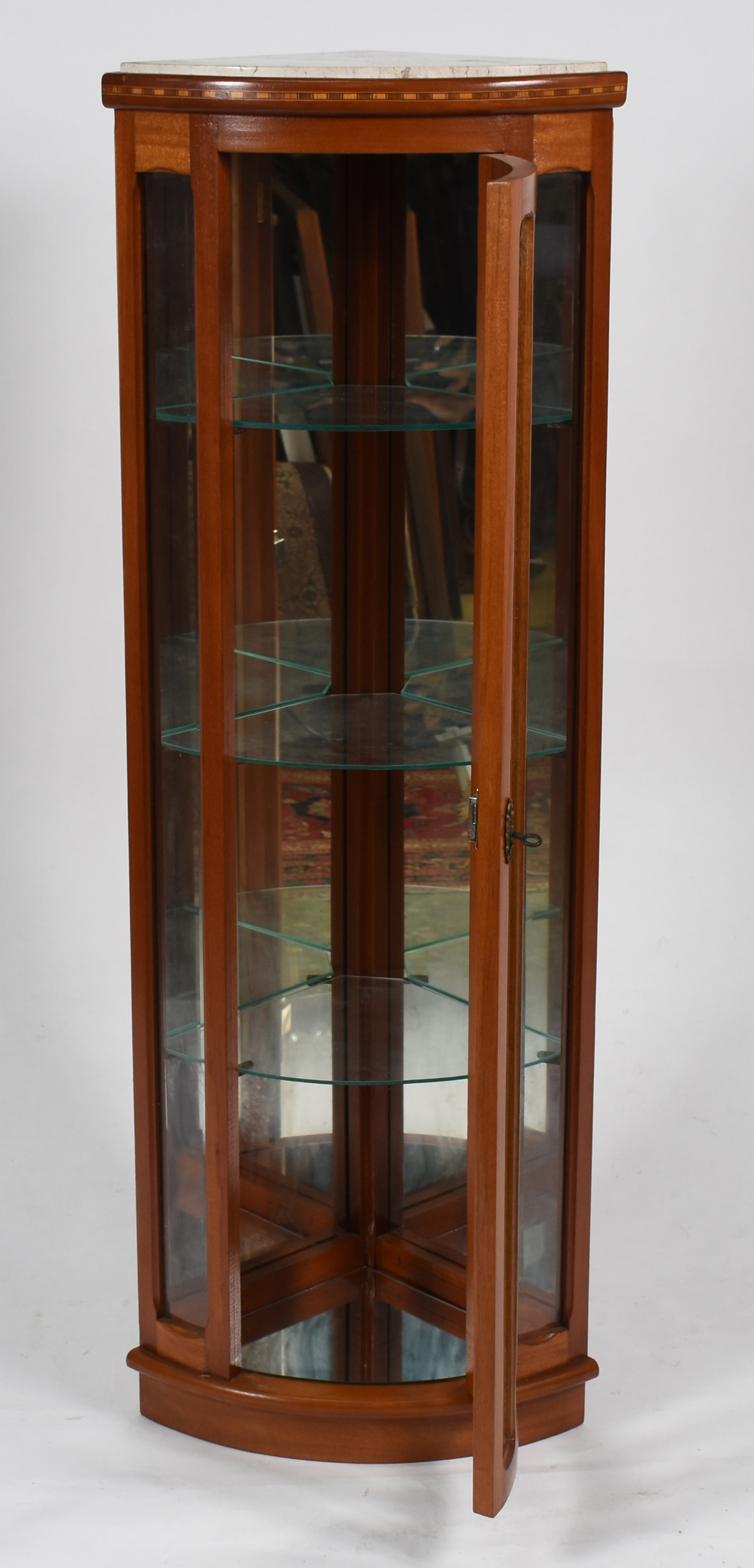 Vitrine de canto de madeira filetada, tres prateleiras internas de... - foto 3 de 5