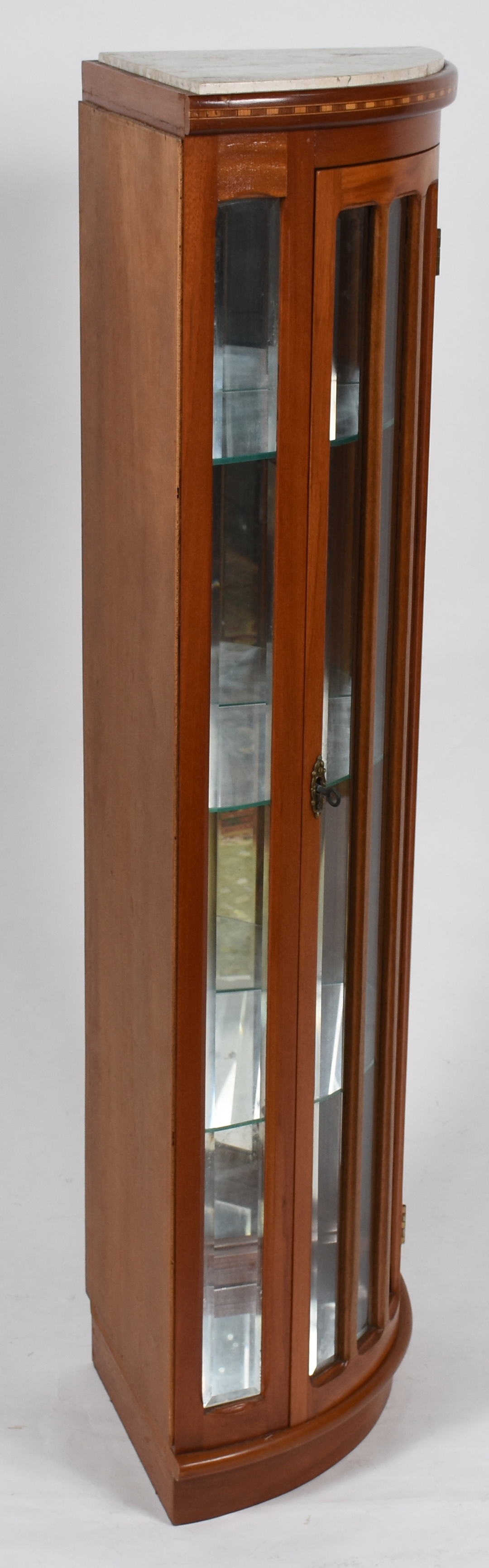 Vitrine de canto de madeira filetada, tres prateleiras internas de... - foto 4 de 5