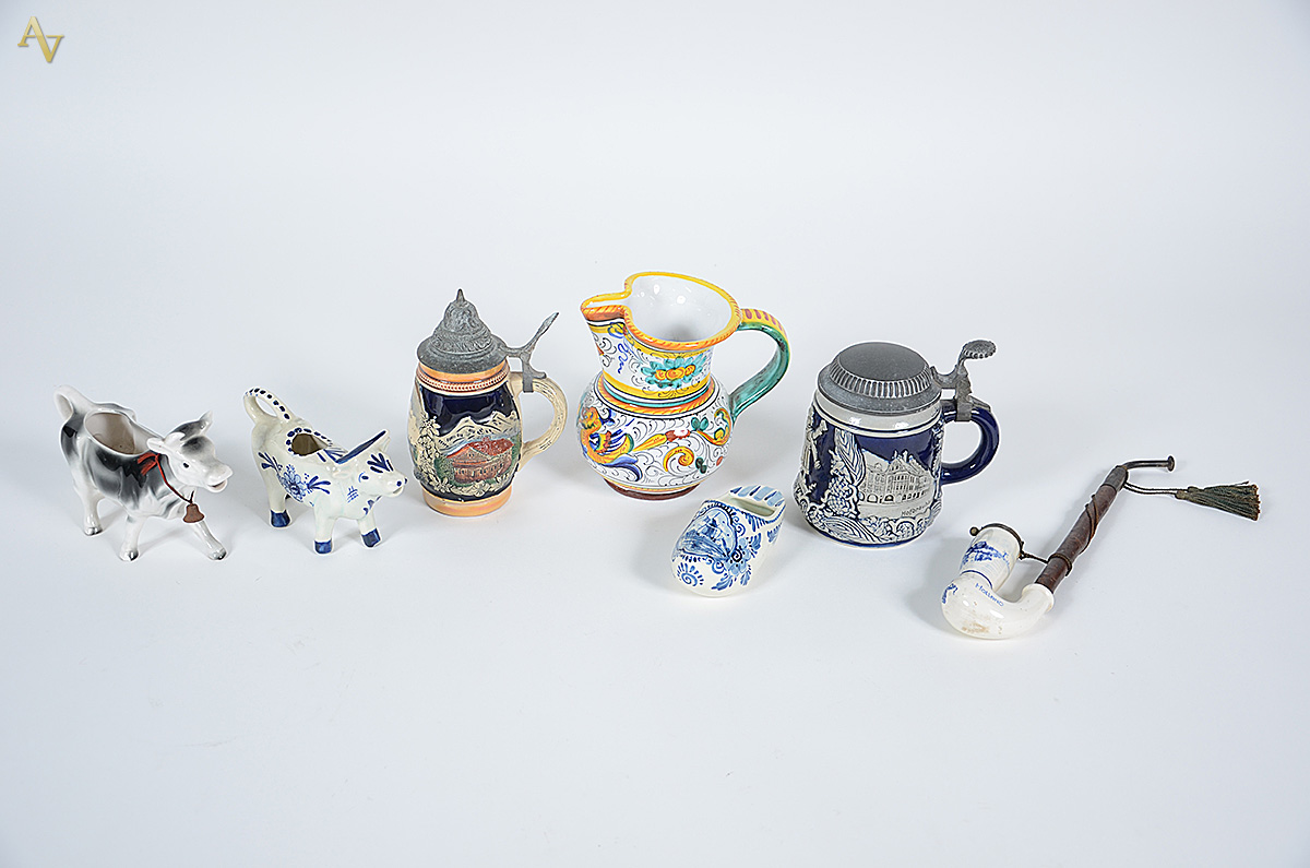 Diversas peças de faiança, sendo: 2 tankards com tampa pewter...
