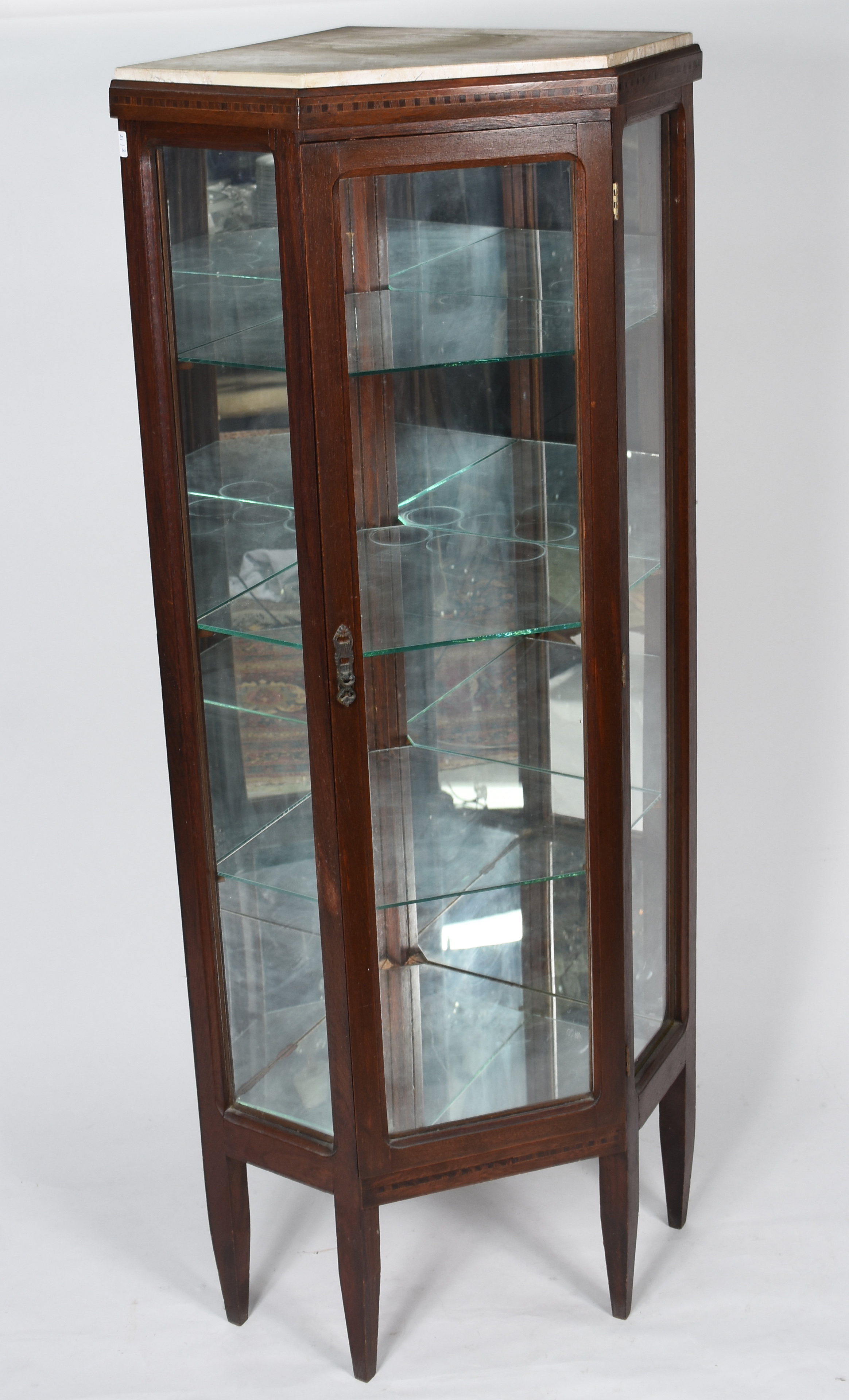 Vitrine de canto de madeira nobre filetada, tres prateleiras internas... - foto 1 de 6