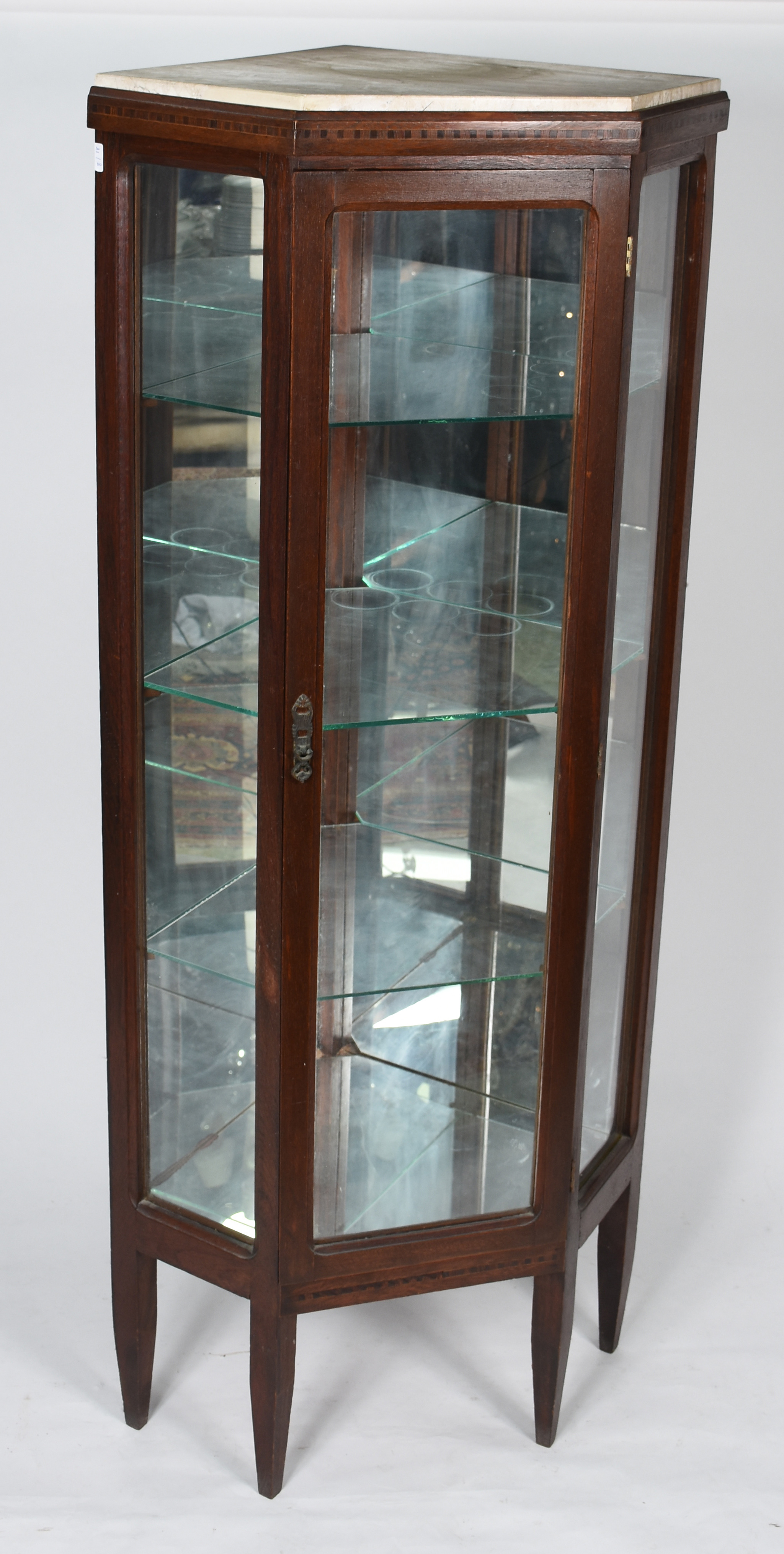 Vitrine de canto de madeira nobre filetada, tres prateleiras internas... - foto 2 de 6