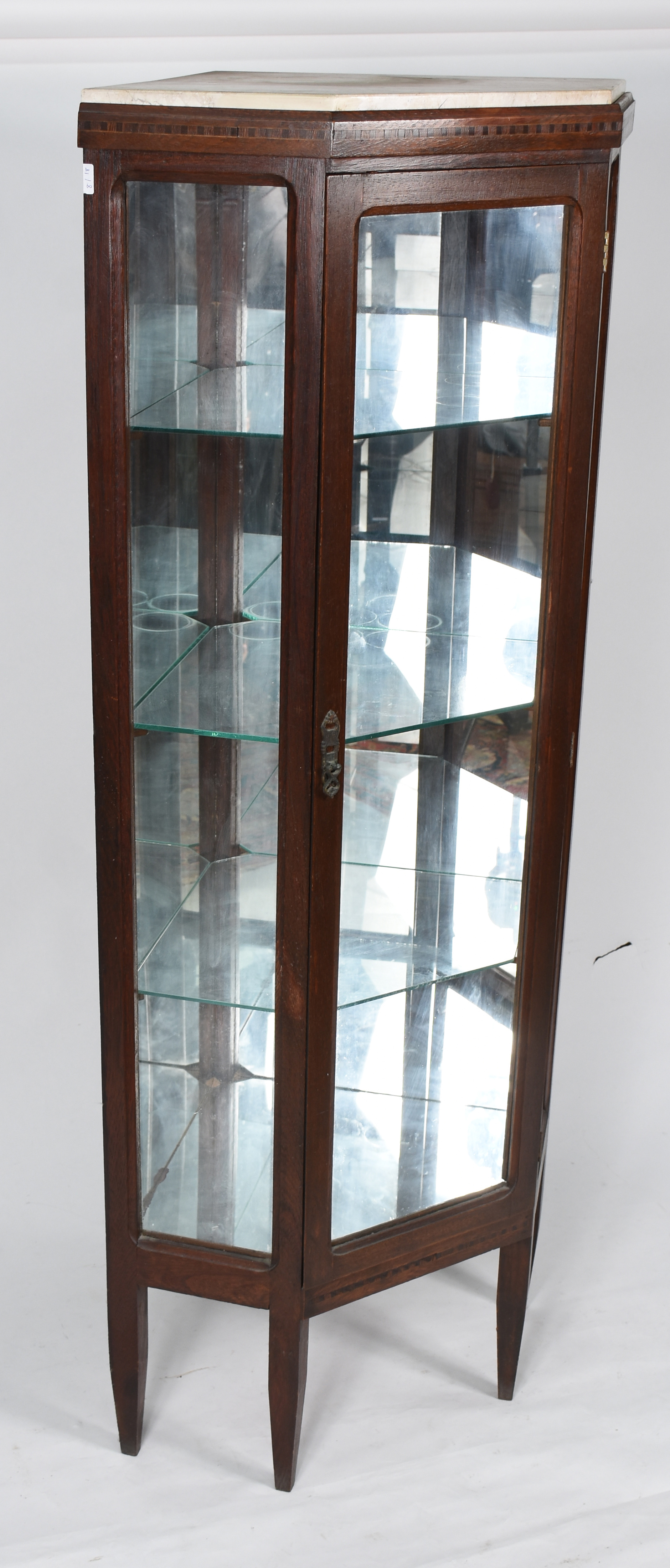 Vitrine de canto de madeira nobre filetada, tres prateleiras internas... - foto 3 de 6