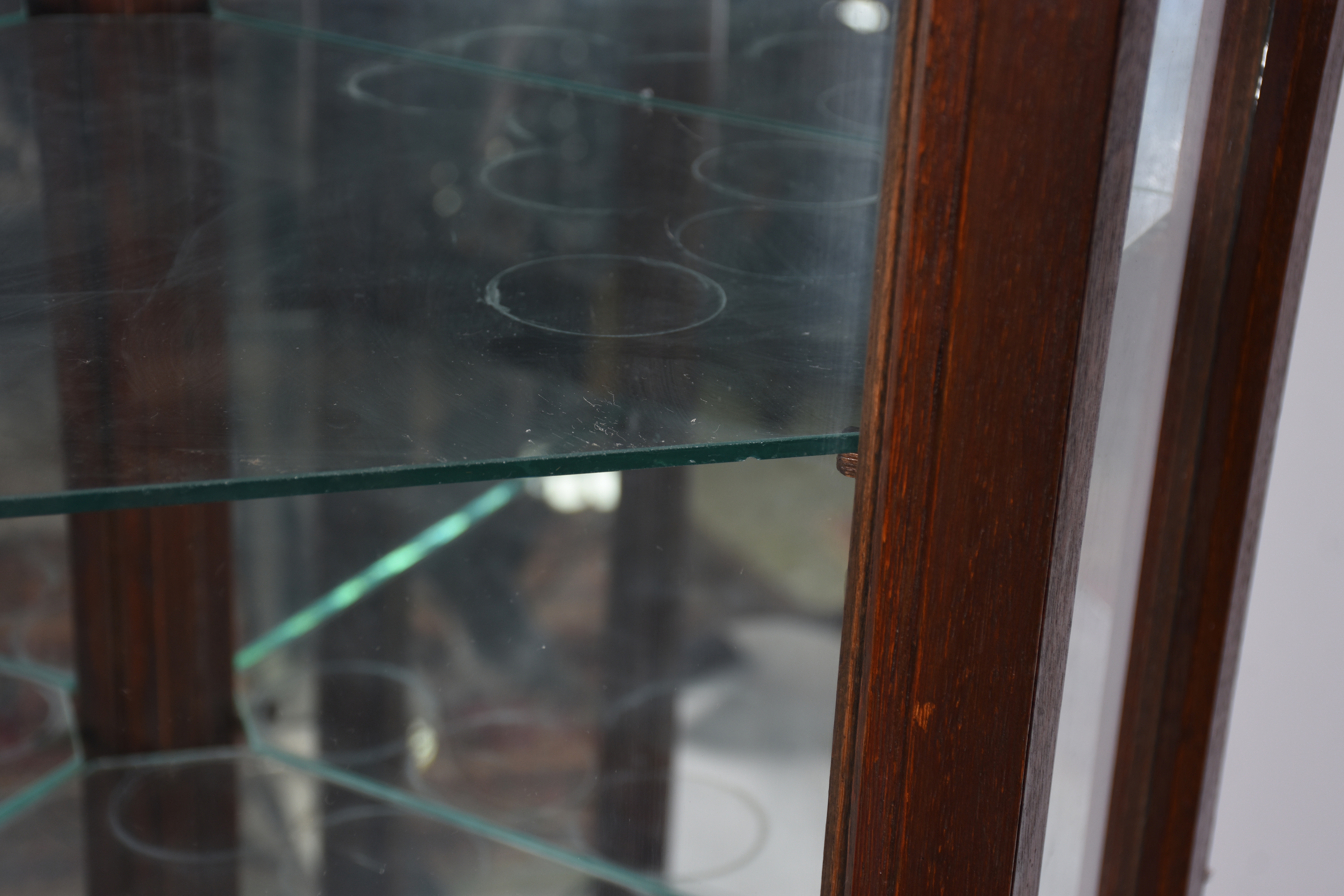 Vitrine de canto de madeira nobre filetada, tres prateleiras internas... - foto 5 de 6