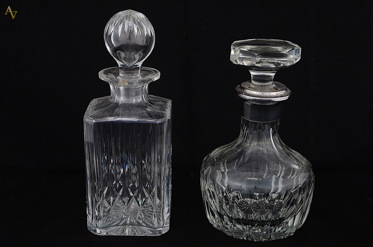 Duas garrafas de cristal com tampa. Alturas 22 cm e 26 cm. - foto 1 de 2
