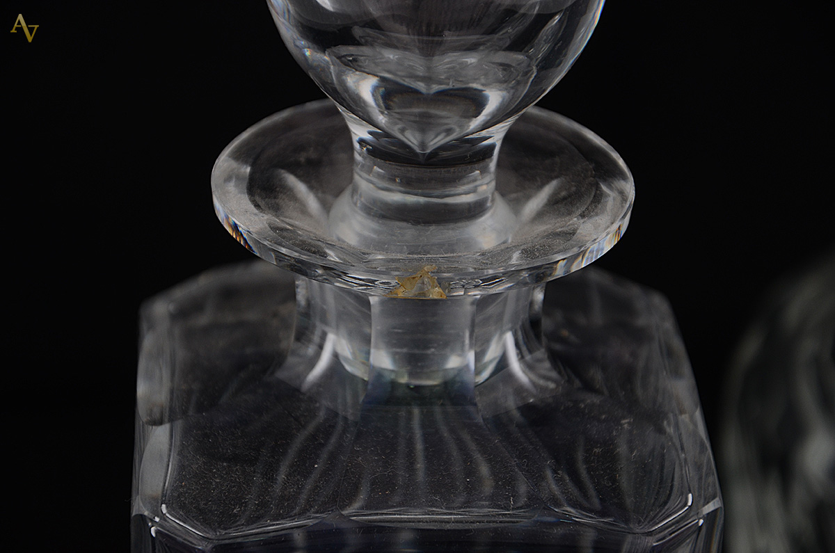 Duas garrafas de cristal com tampa. Alturas 22 cm e 26 cm. - foto 2 de 2