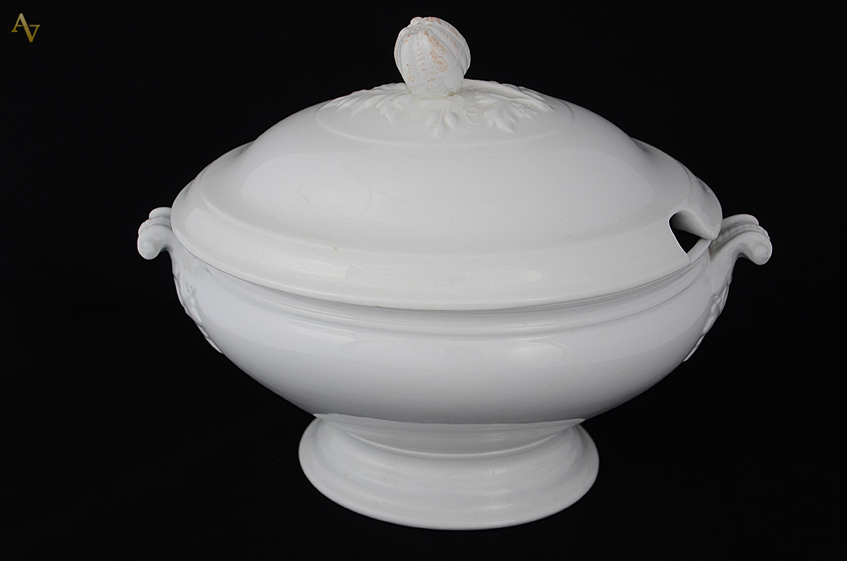 Sopeira de porcelana branca inglesa J & G Meakin. Medidas 37 x 21 cm...