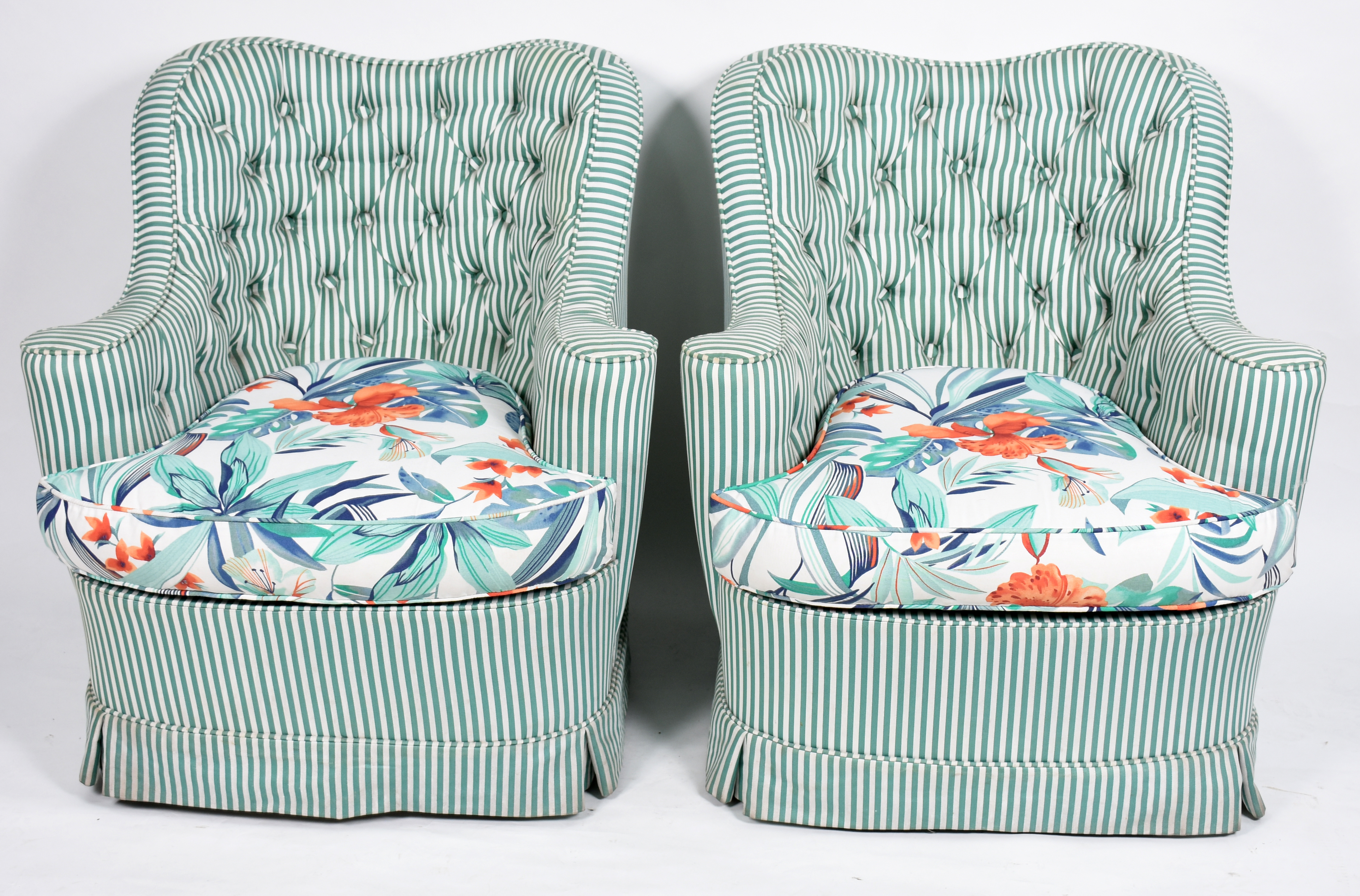Conjunto de sofá e par de poltronas estofadas e forradas com tecido... - foto 6 de 8