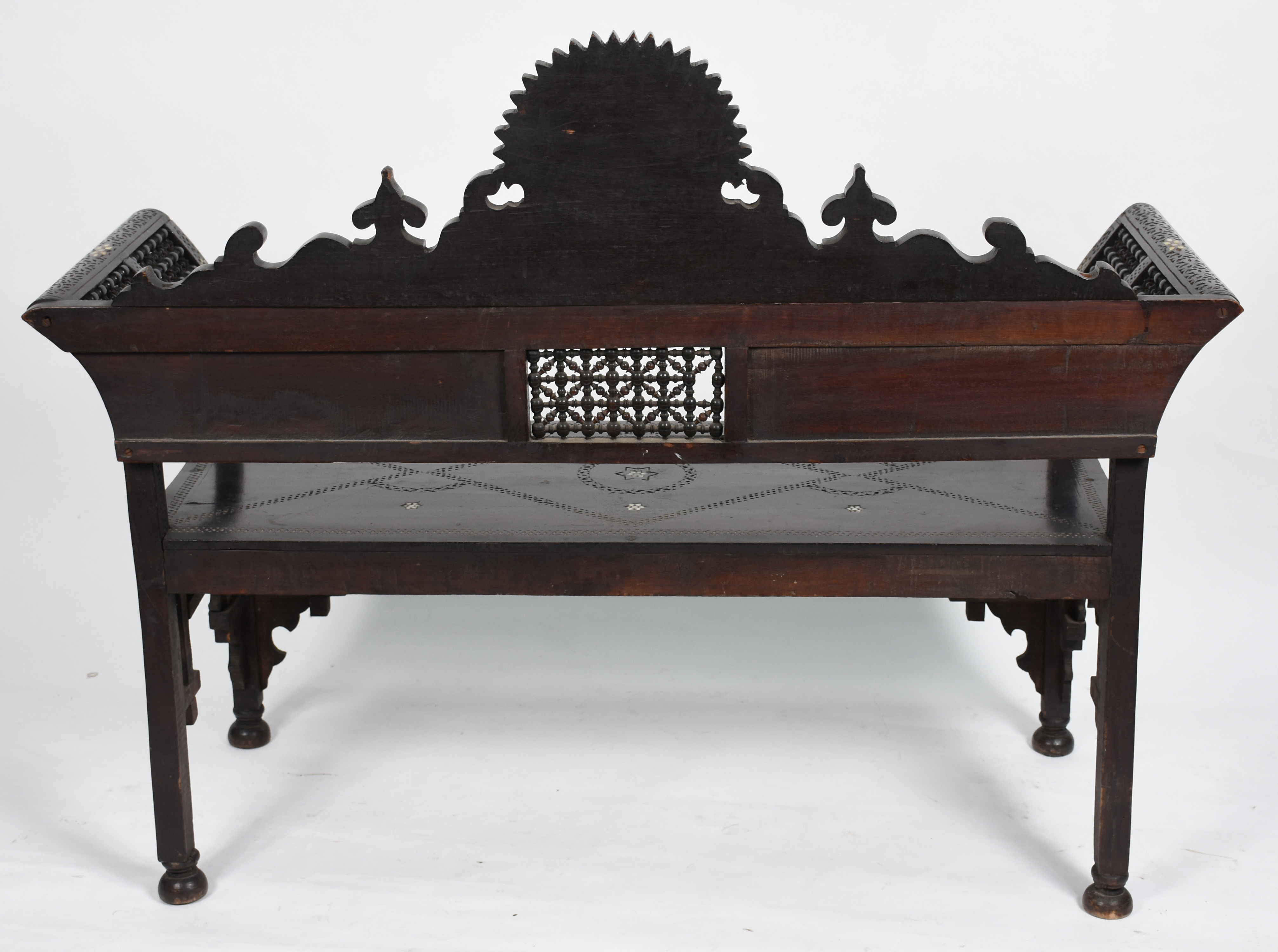Banco de madeira nobre estilo oriental com entalhes e incrustações de... - foto 4 de 6