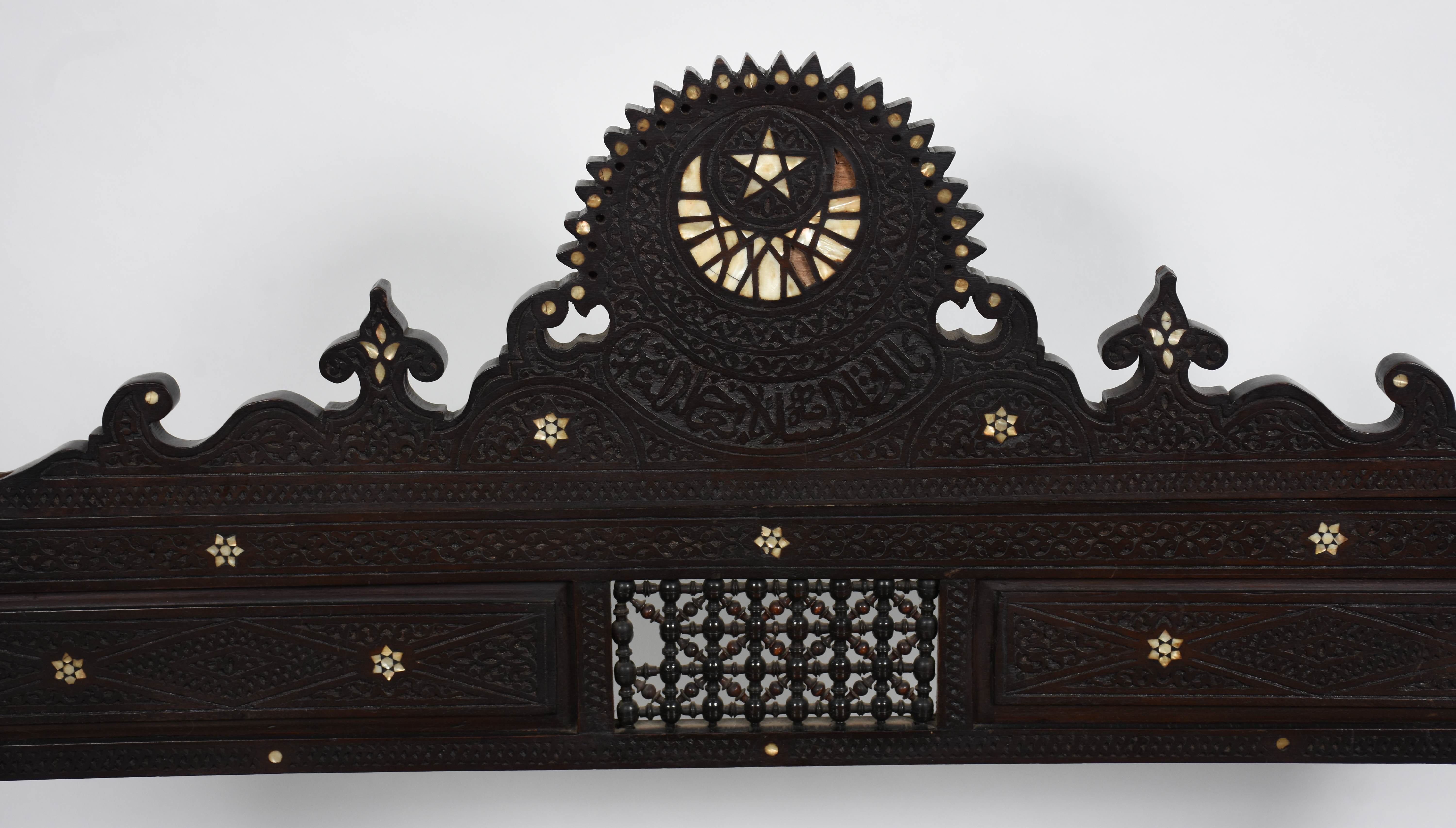 Banco de madeira nobre estilo oriental com entalhes e incrustações de... - foto 5 de 6