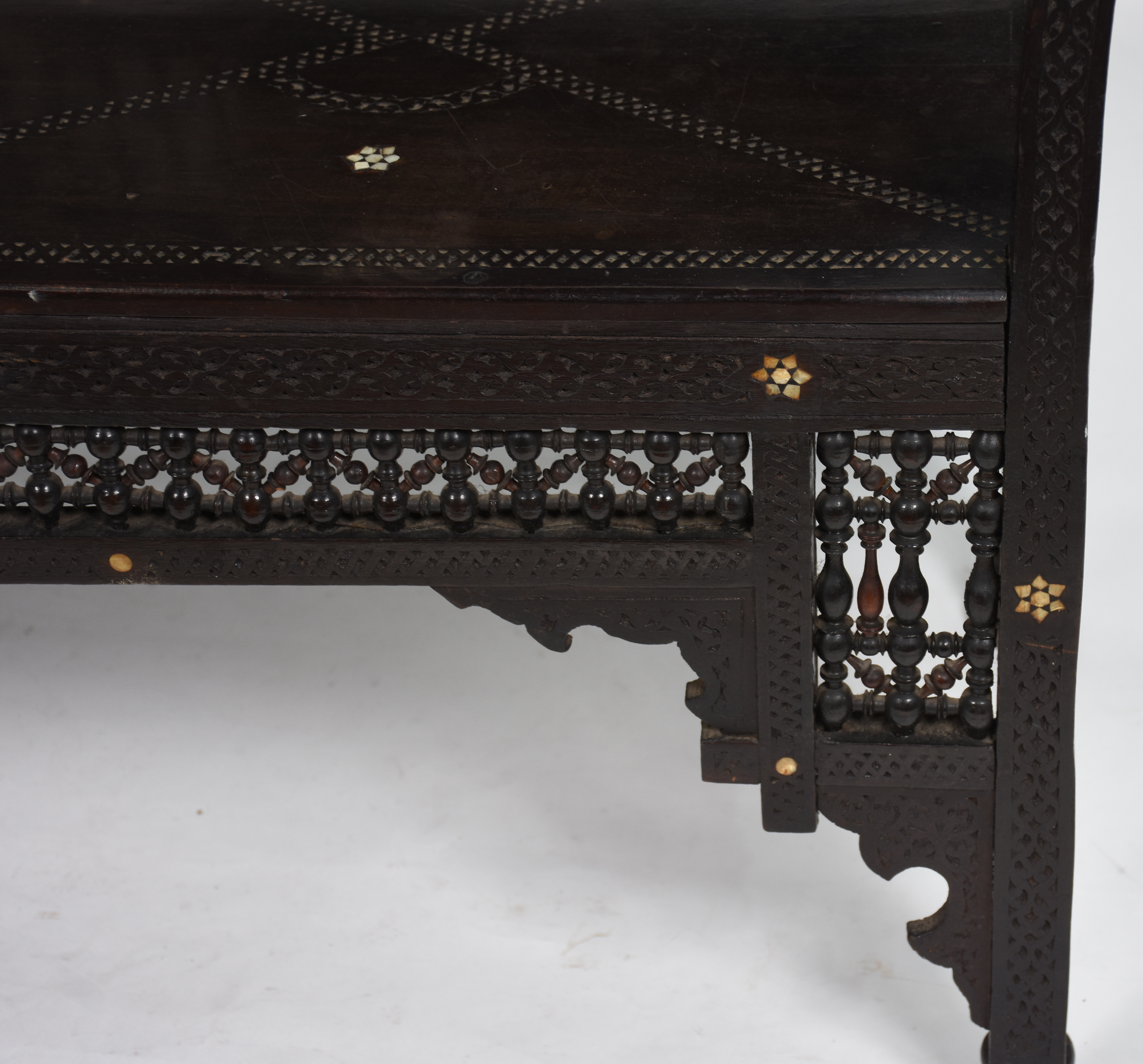 Banco de madeira nobre estilo oriental com entalhes e incrustações de... - foto 6 de 6