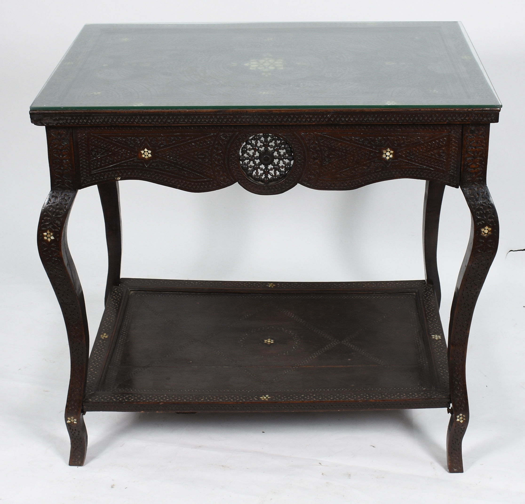 Mesa de madeira nobre estilo oriental com entalhes e incrustações de... - foto 2 de 8
