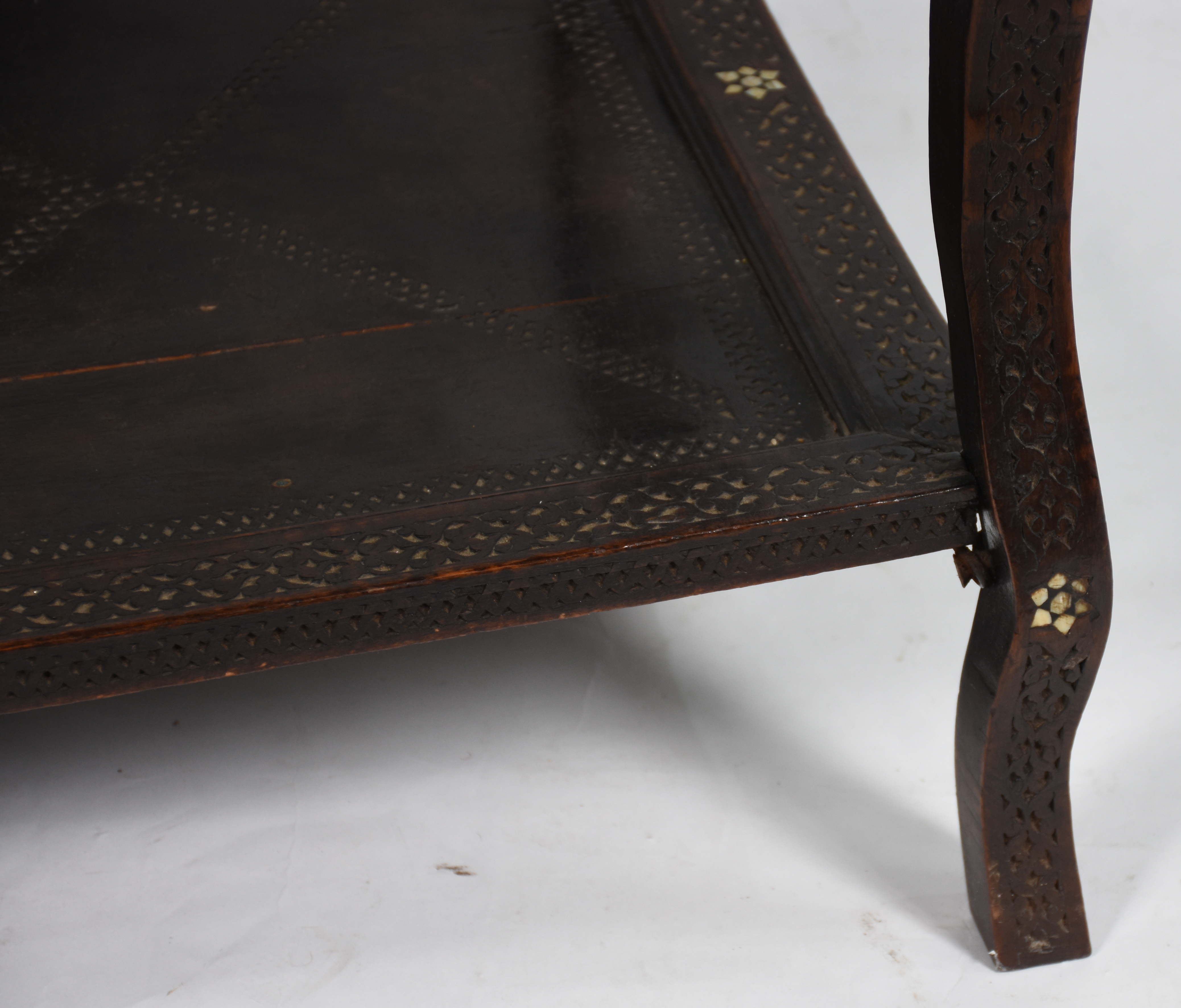 Mesa de madeira nobre estilo oriental com entalhes e incrustações de... - foto 3 de 8