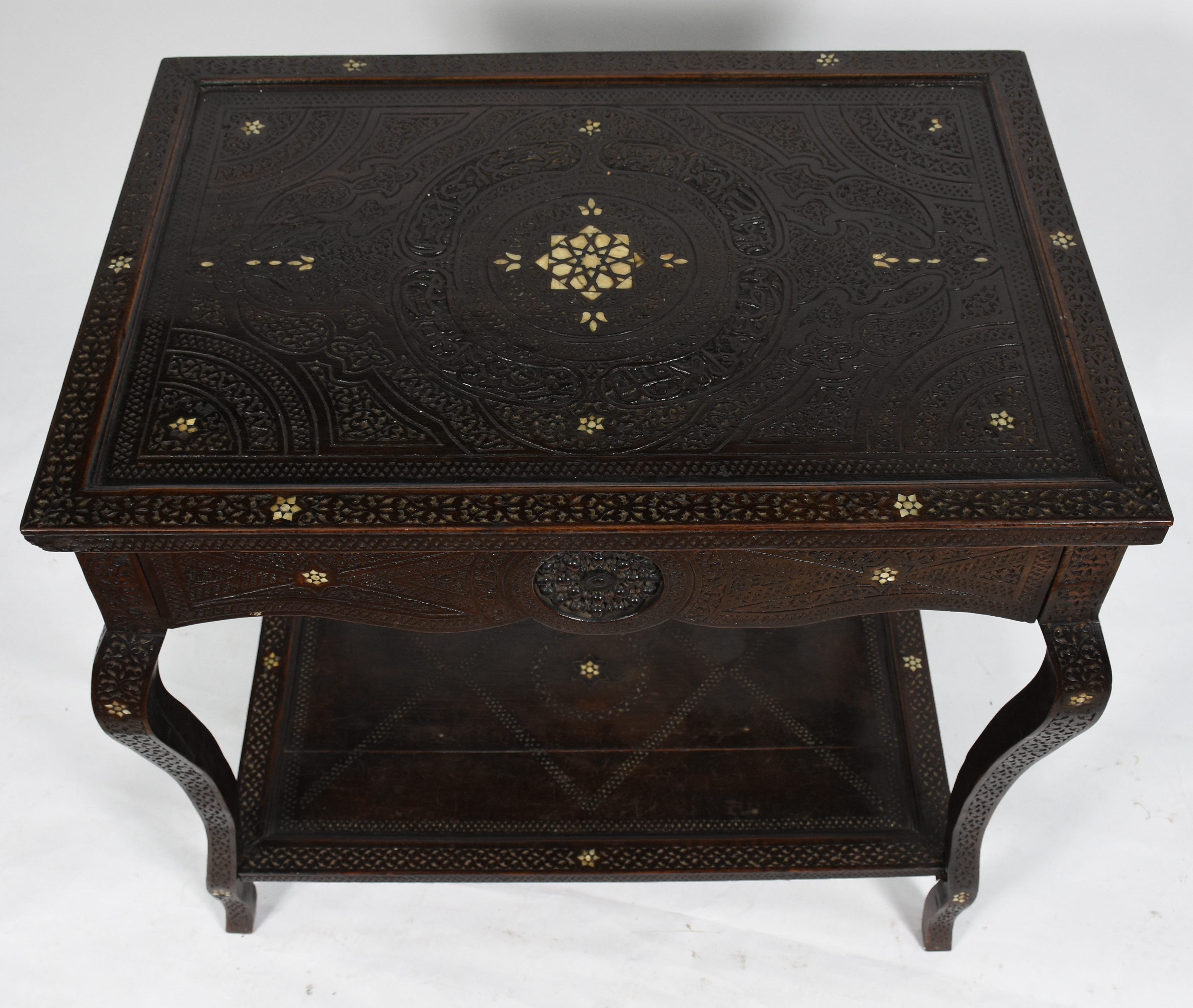 Mesa de madeira nobre estilo oriental com entalhes e incrustações de... - foto 4 de 8