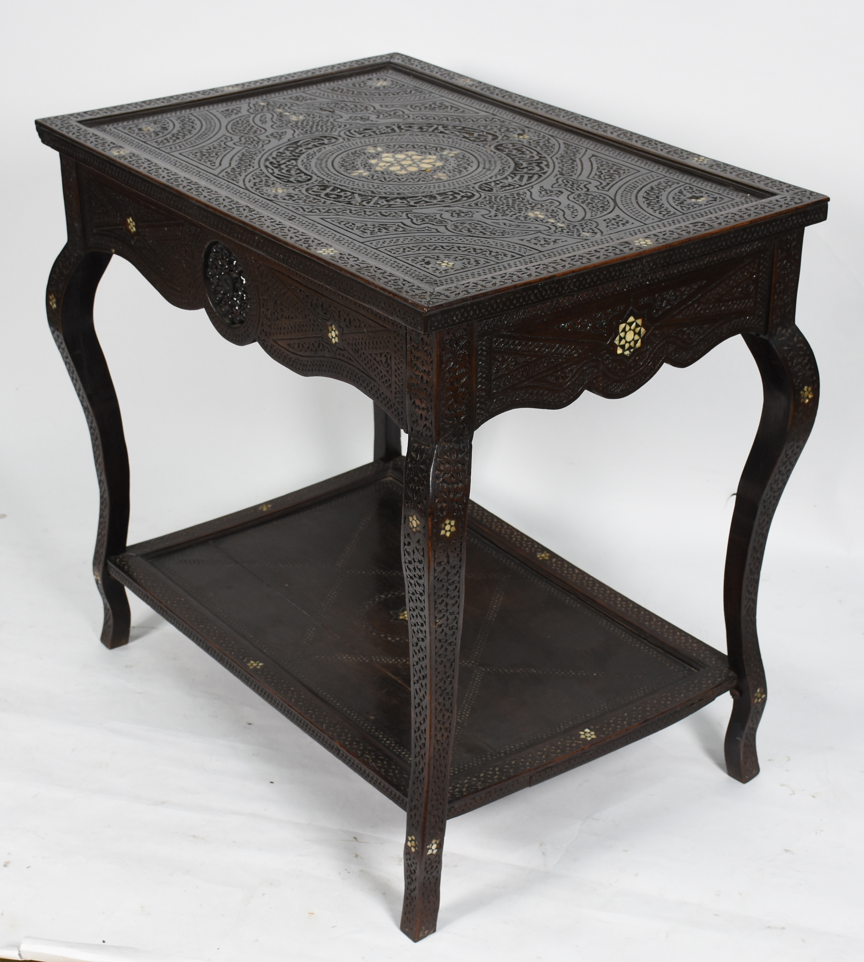 Mesa de madeira nobre estilo oriental com entalhes e incrustações de... - foto 1 de 8