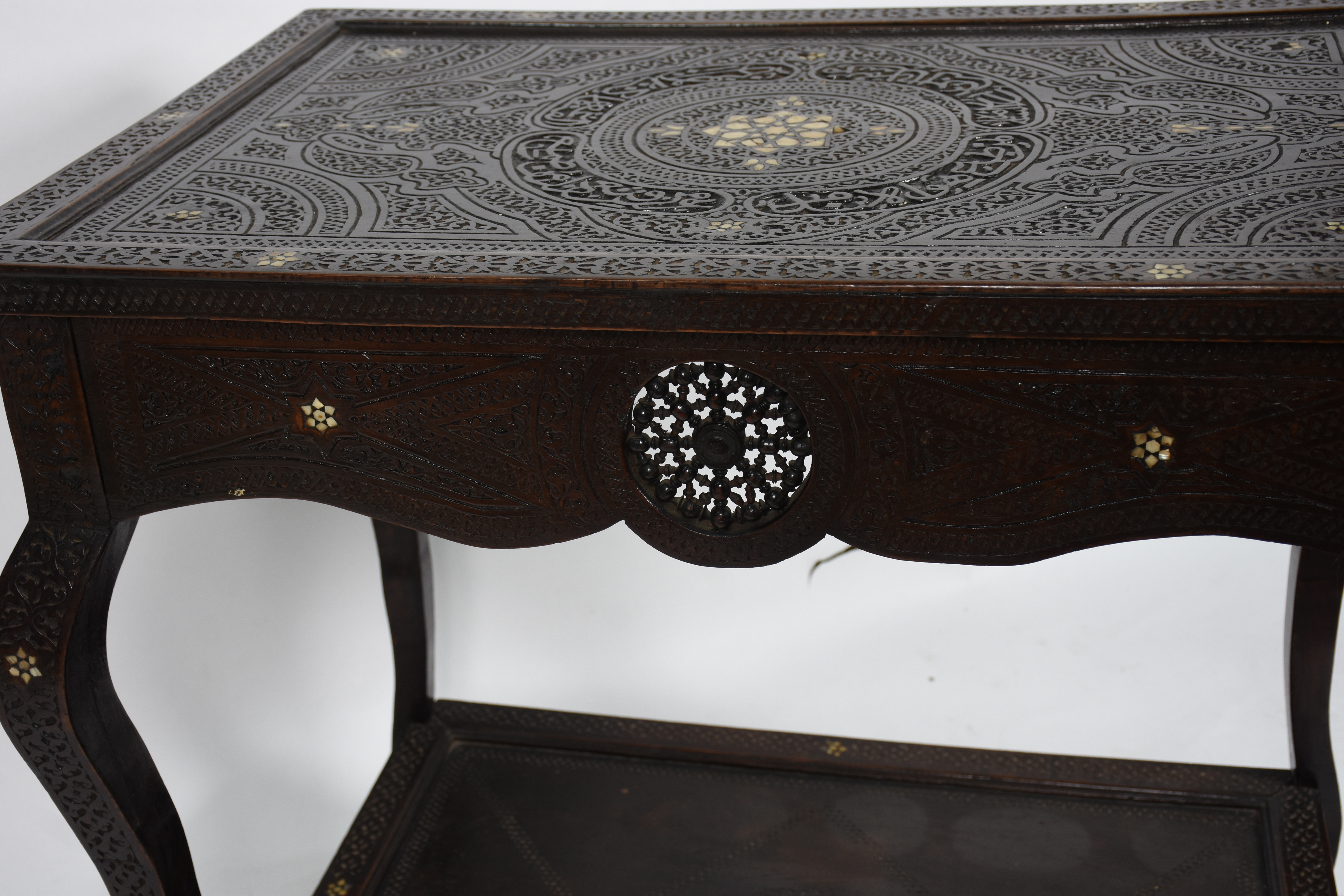 Mesa de madeira nobre estilo oriental com entalhes e incrustações de... - foto 6 de 8
