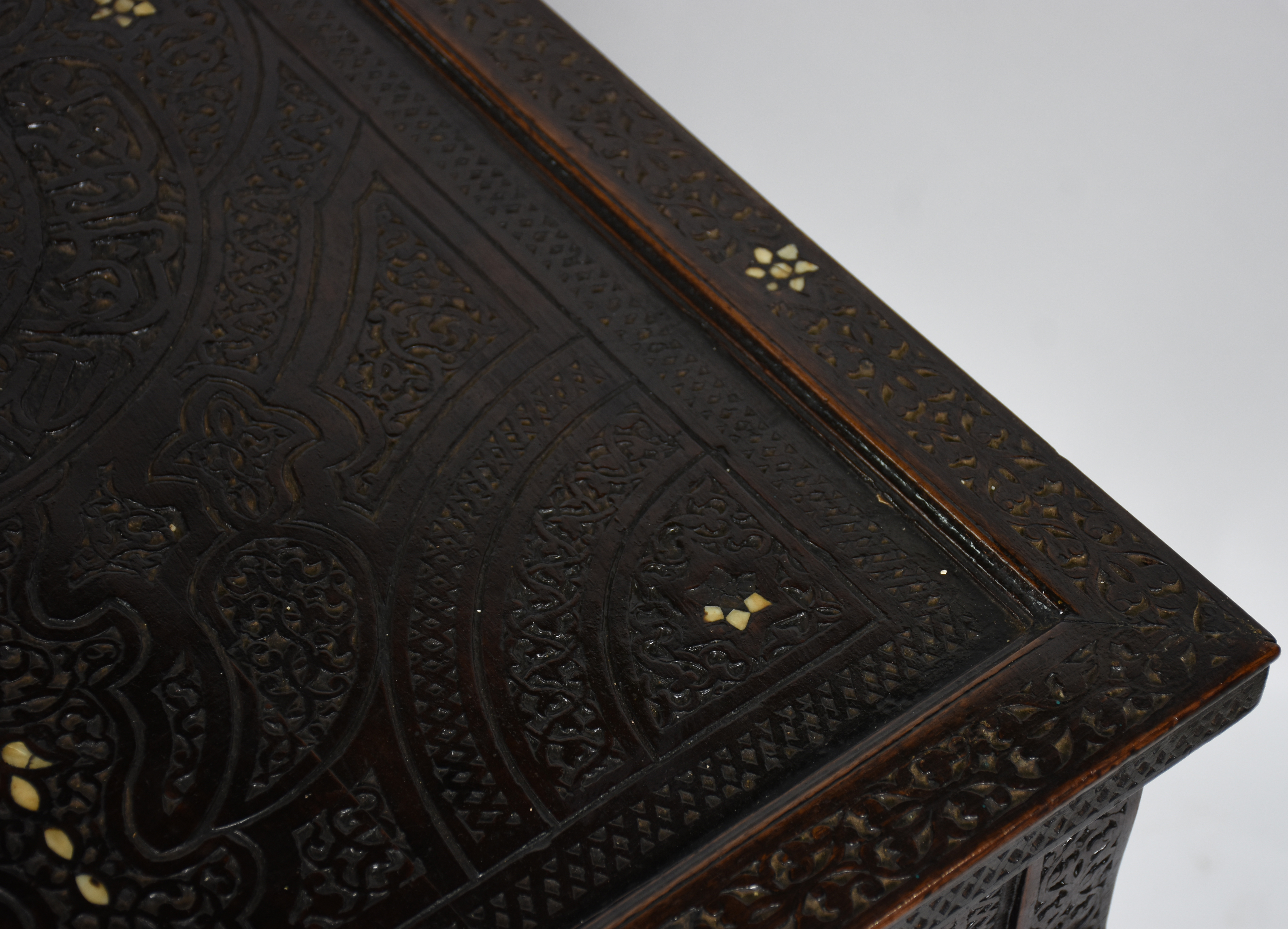 Mesa de madeira nobre estilo oriental com entalhes e incrustações de... - foto 7 de 8