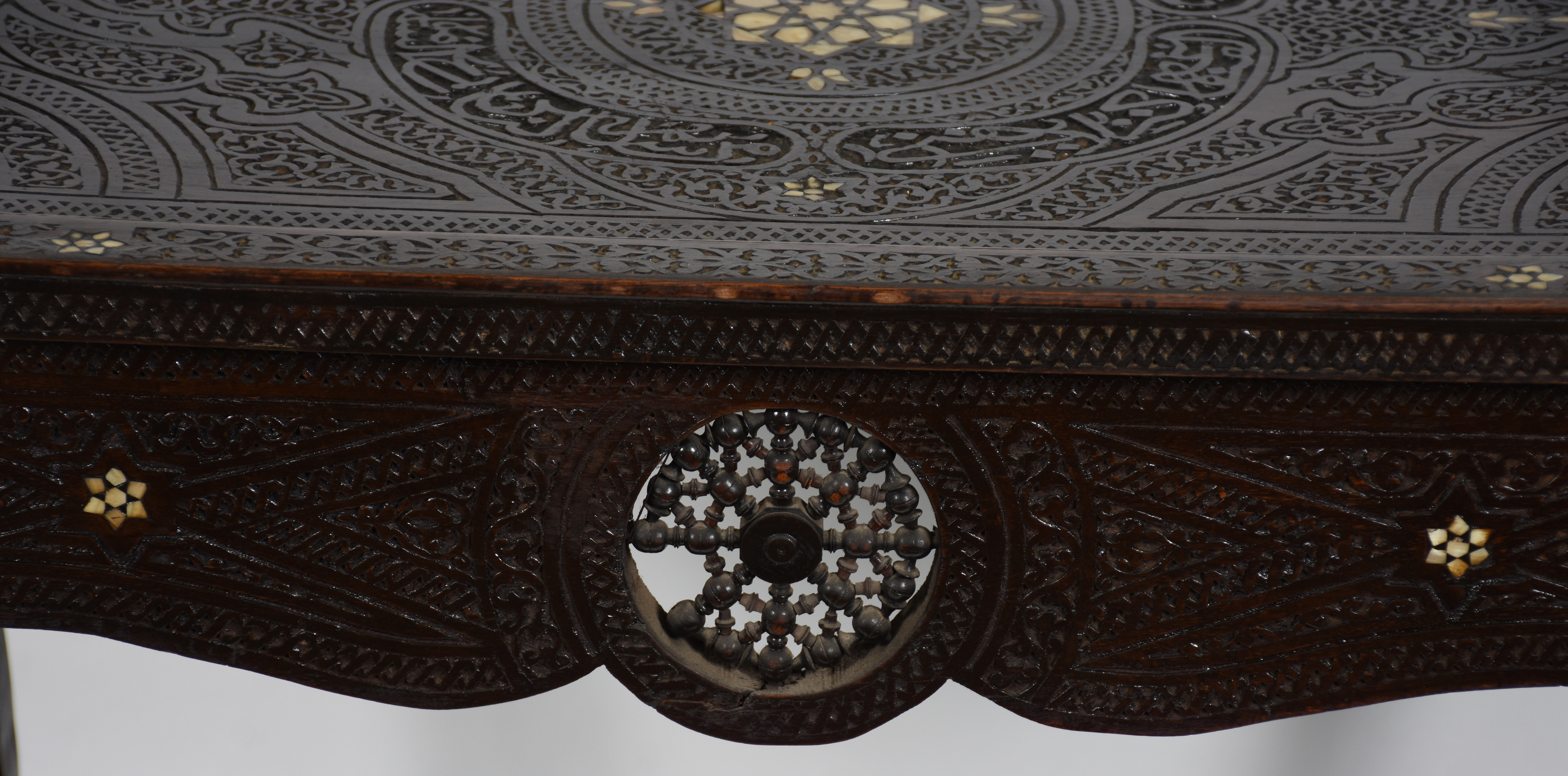 Mesa de madeira nobre estilo oriental com entalhes e incrustações de... - foto 8 de 8