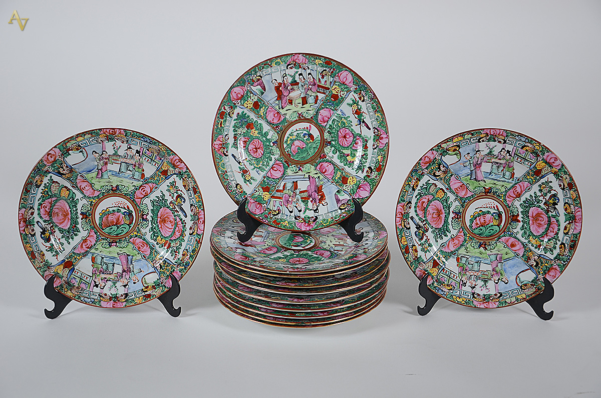 Doze pratos rasos de porcelana chinesa. Diâmetro 23,5 cm.