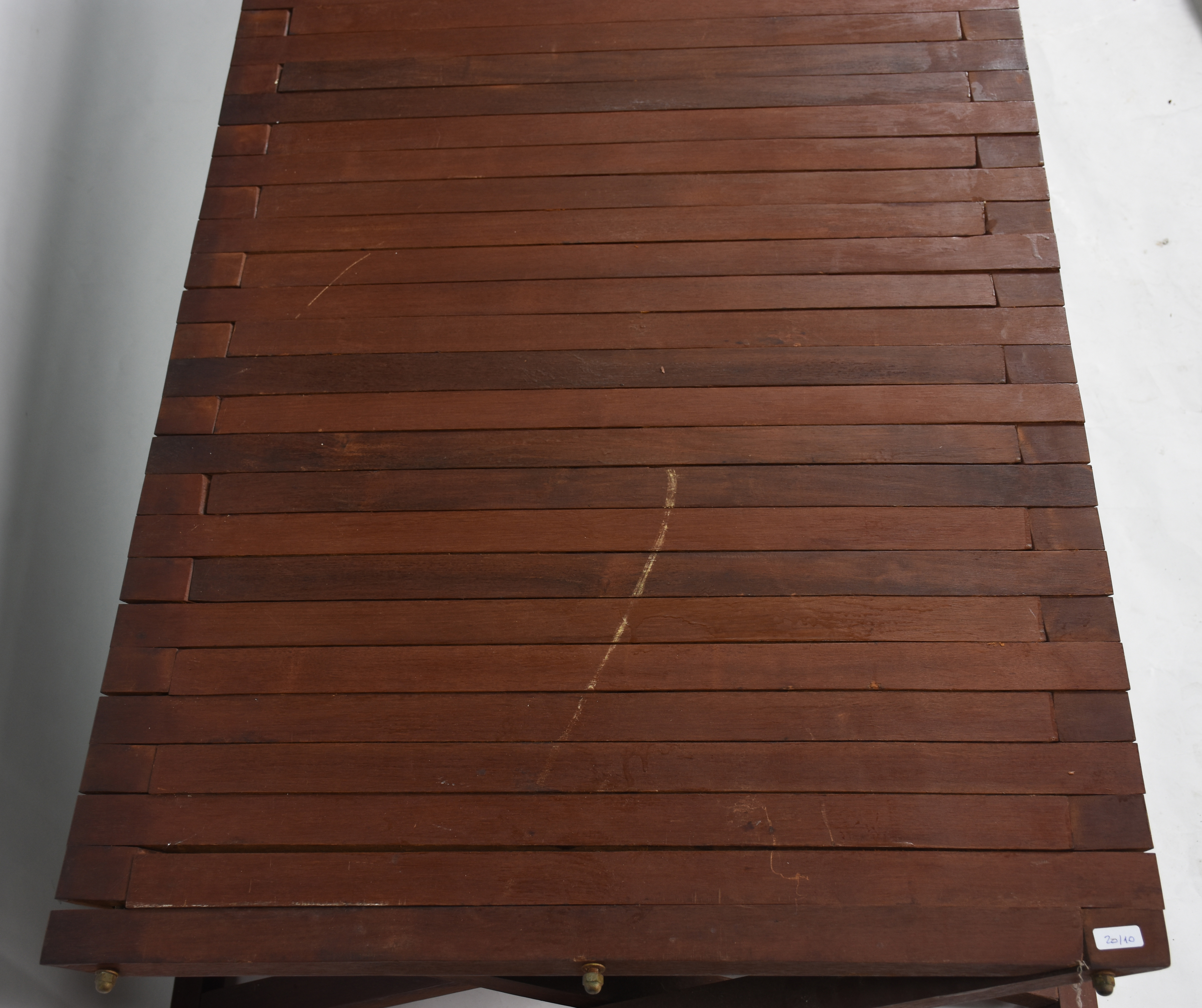 Banco em ripas de madeira nobre, base em forma de "X", almofada solta... - foto 3 de 4