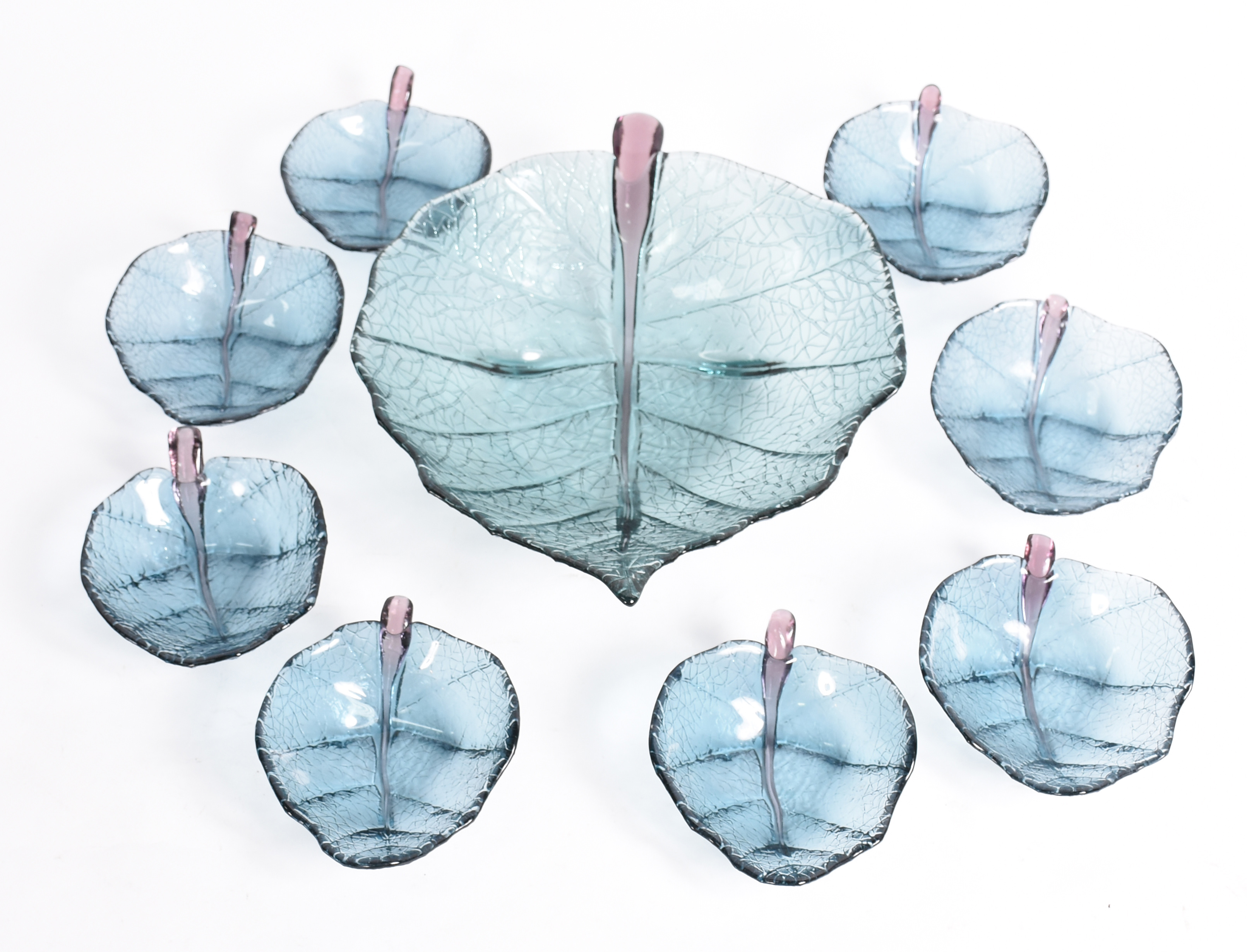 Conjunto de saladeira e 8 bowls de vidro azul na forma de folha. - foto 1 de 4