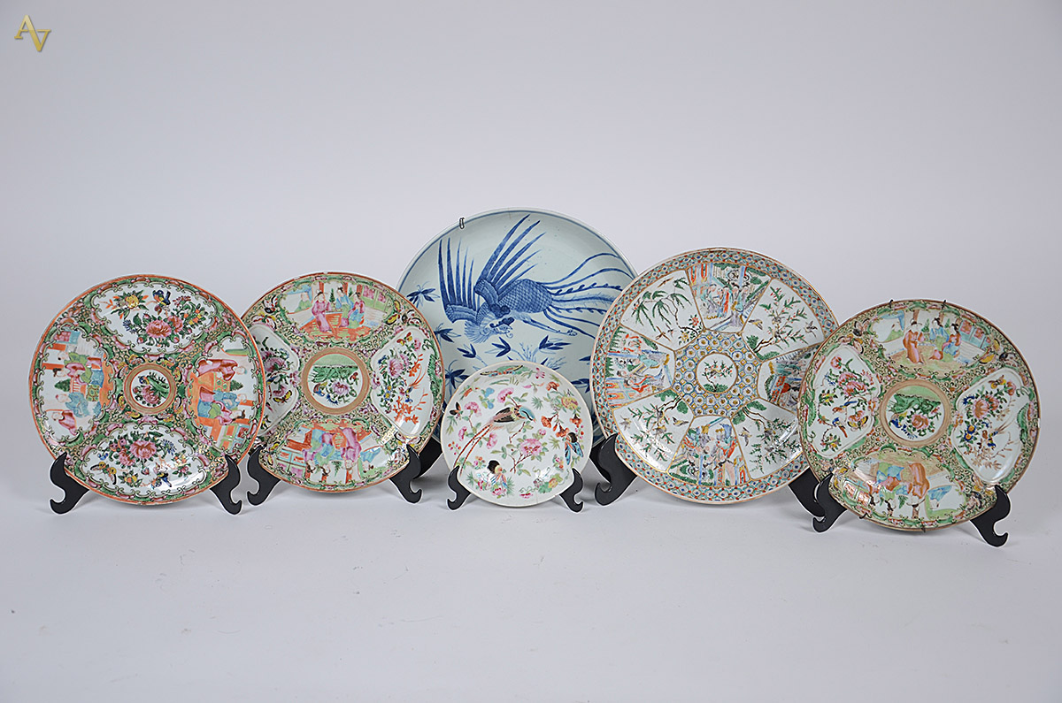 Seis pratos diversos de porcelana oriental (pequenos bicados)... - foto 1 de 3