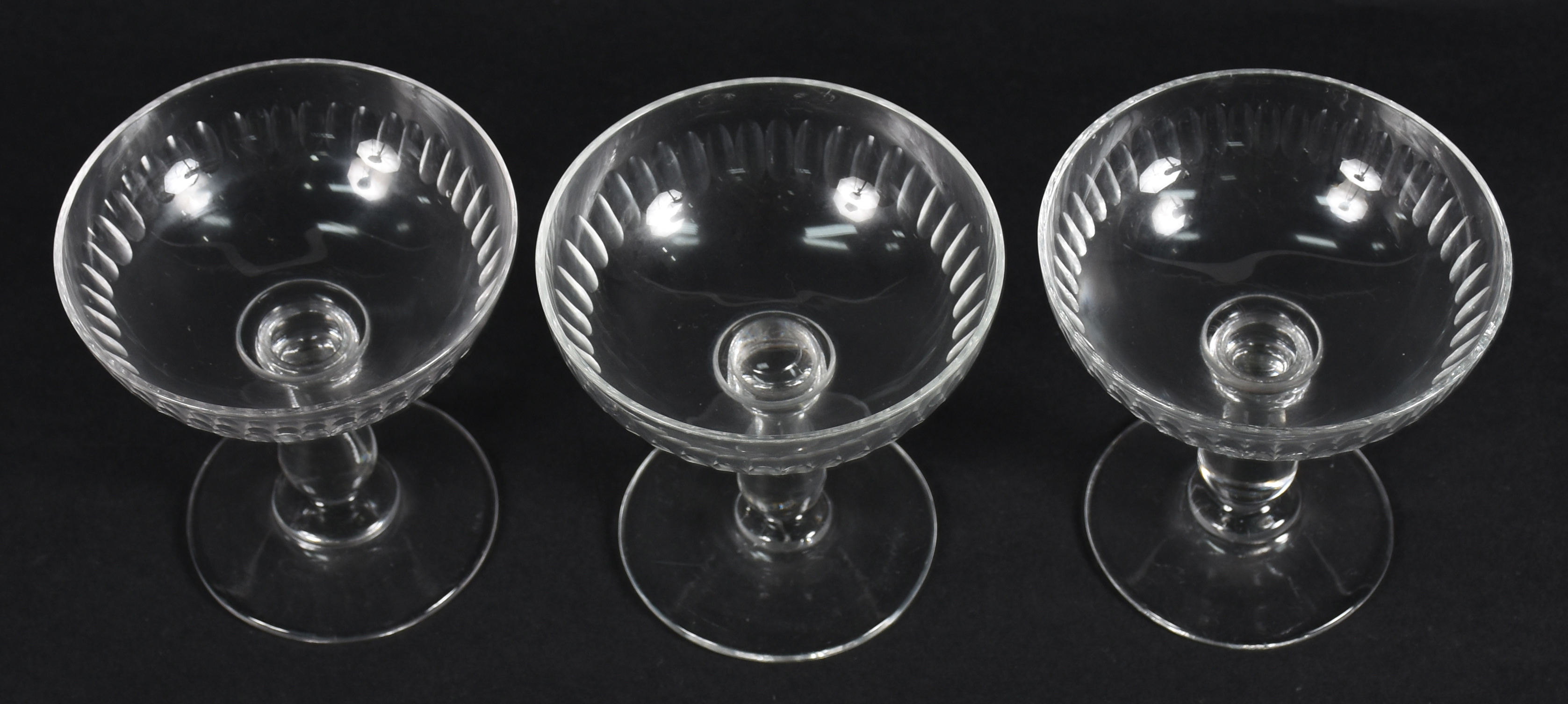 Conjunto com seis taças para champagne de cristal lapidado em gomos. - foto 2 de 4
