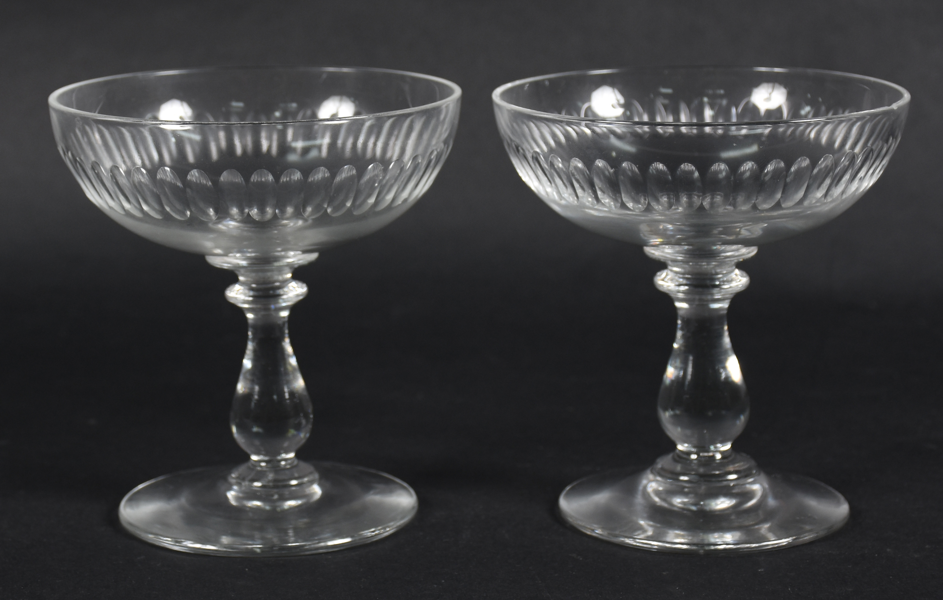 Conjunto com seis taças para champagne de cristal lapidado em gomos. - foto 3 de 4