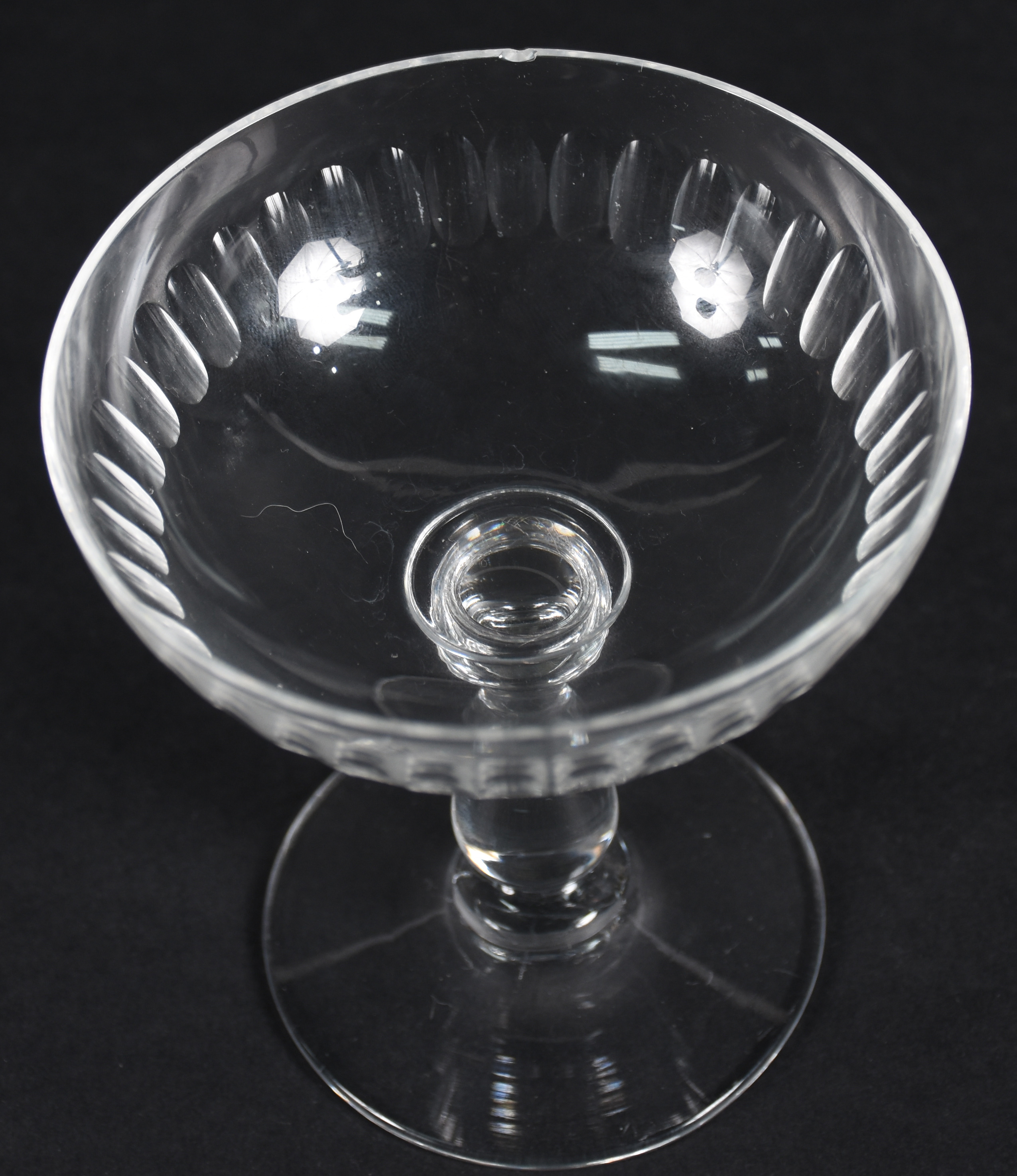 Conjunto com seis taças para champagne de cristal lapidado em gomos. - foto 4 de 4