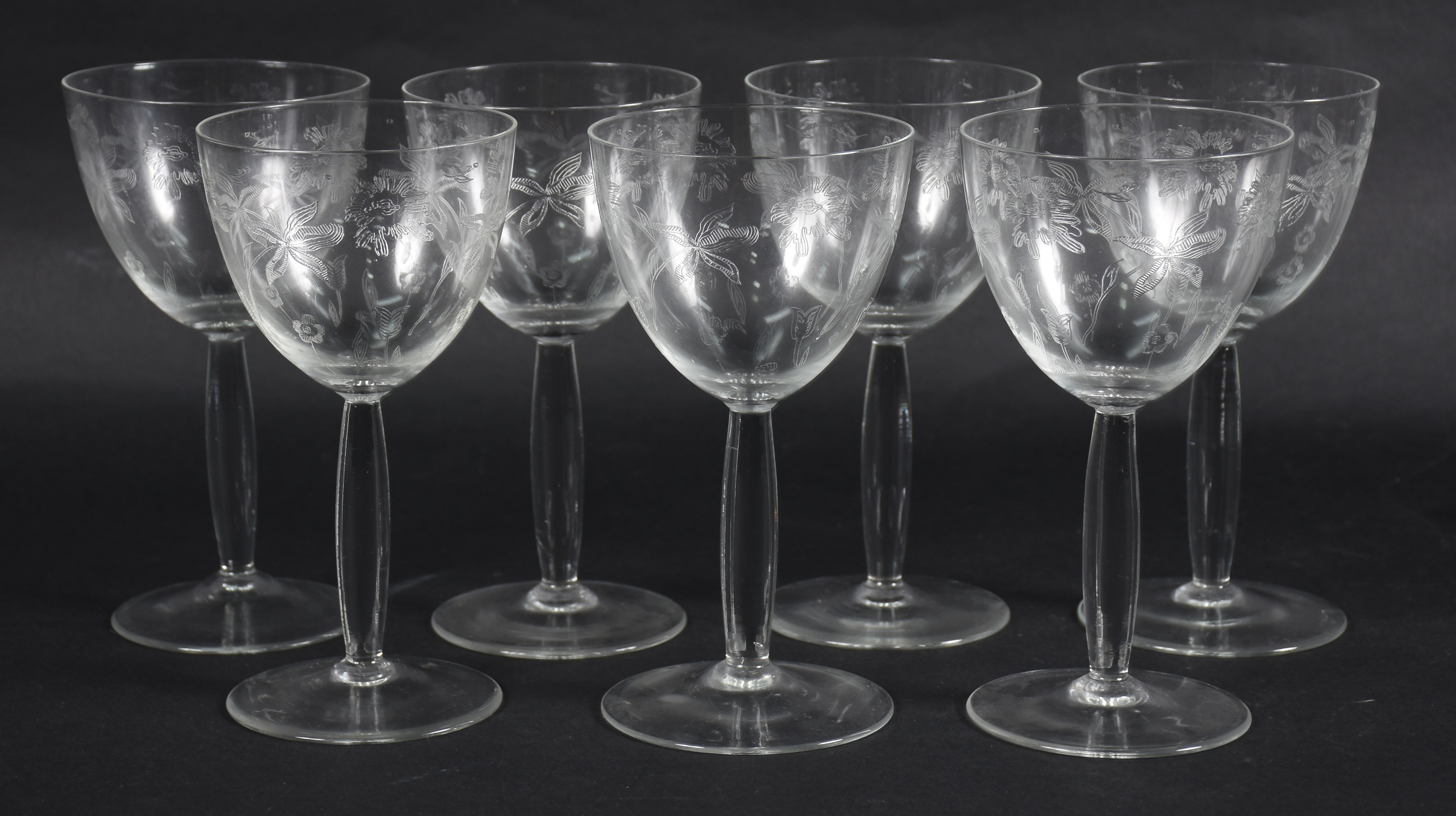 Conjunto com 7 cálices para vinho de cristal europeu lavrado com... - foto 1 de 3