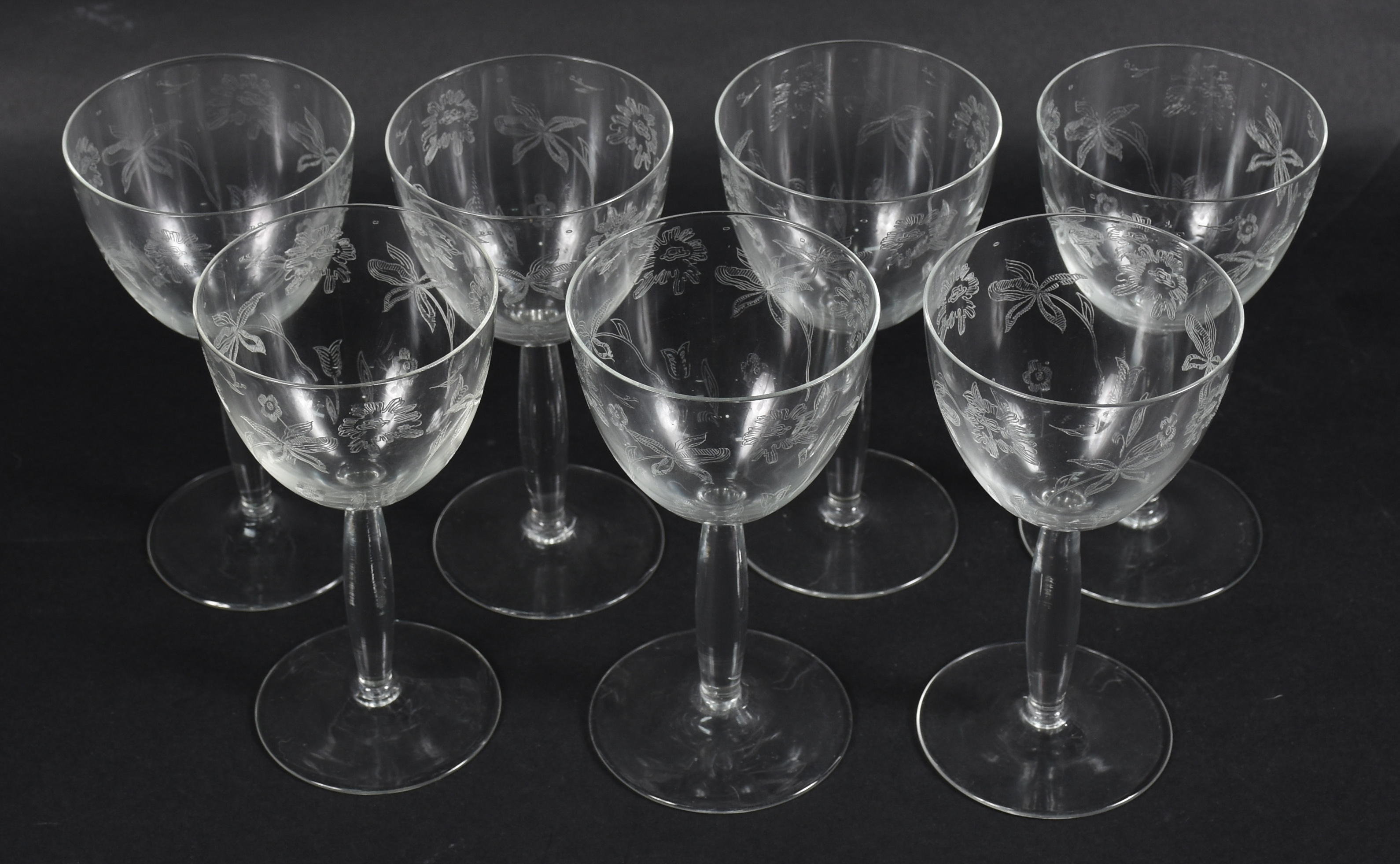 Conjunto com 7 cálices para vinho de cristal europeu lavrado com... - foto 2 de 3