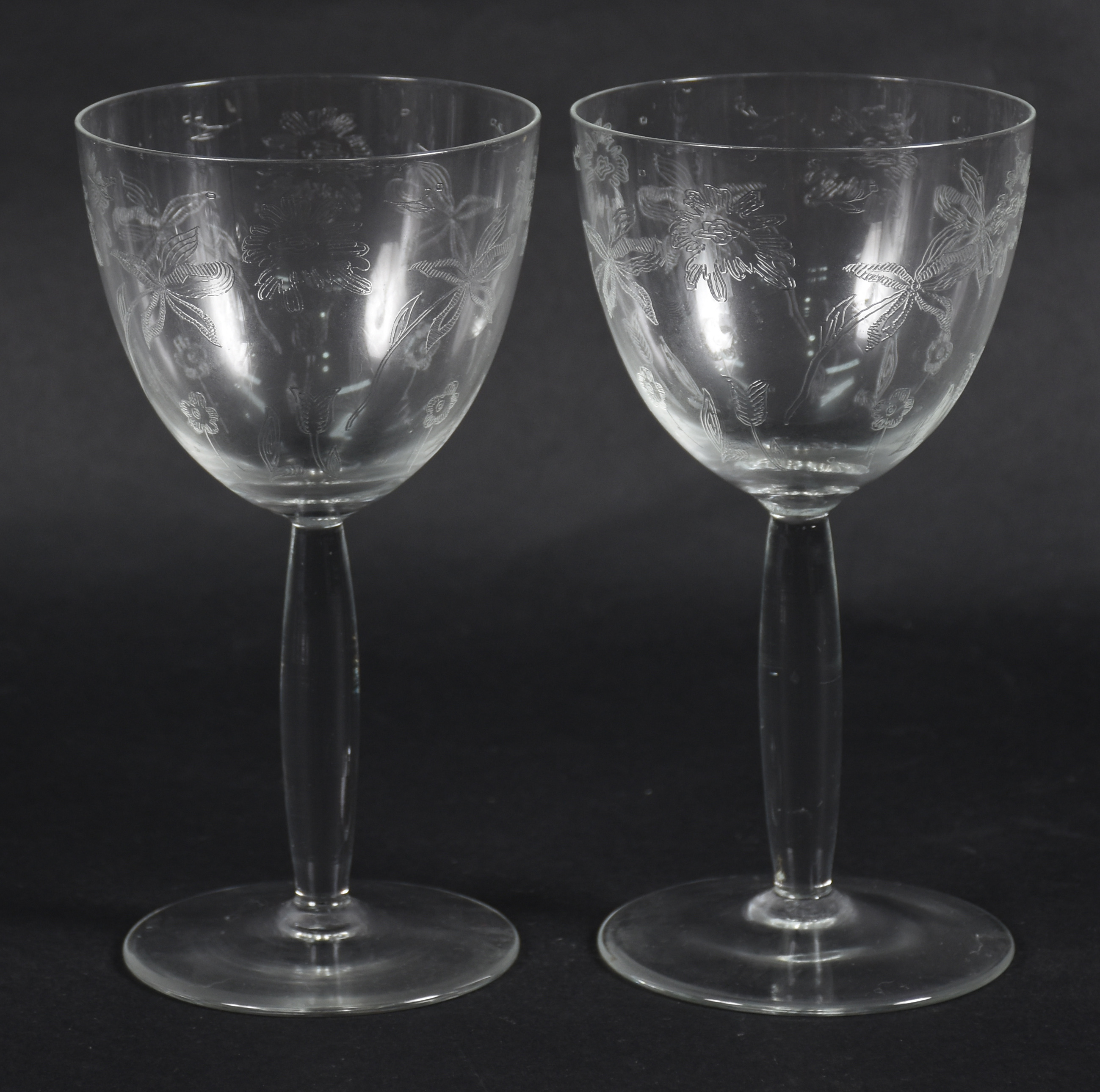 Conjunto com 7 cálices para vinho de cristal europeu lavrado com... - foto 3 de 3
