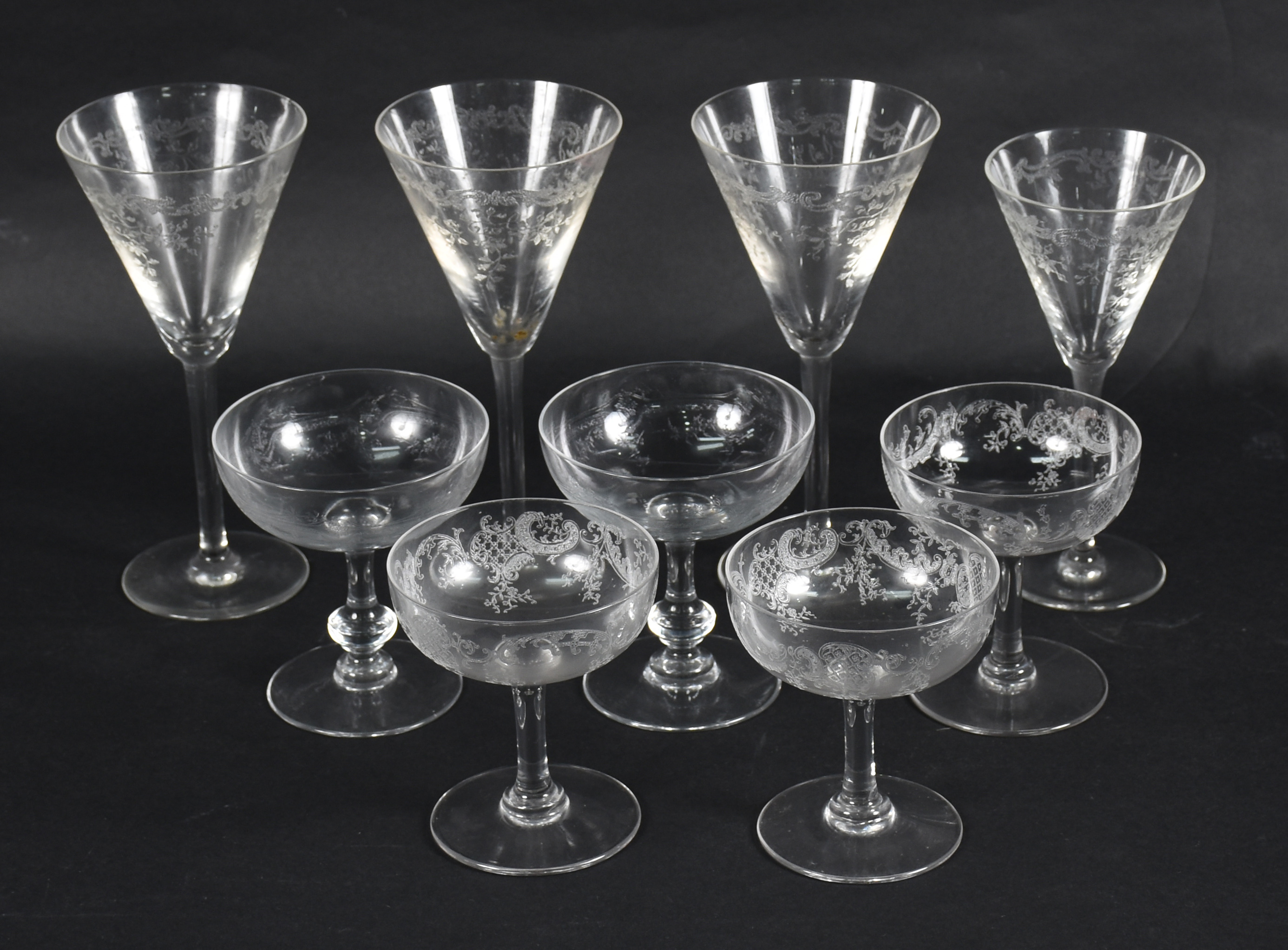 Diversos cálices sendo 4 para vinho e 5 taças para champagne... - foto 1 de 4