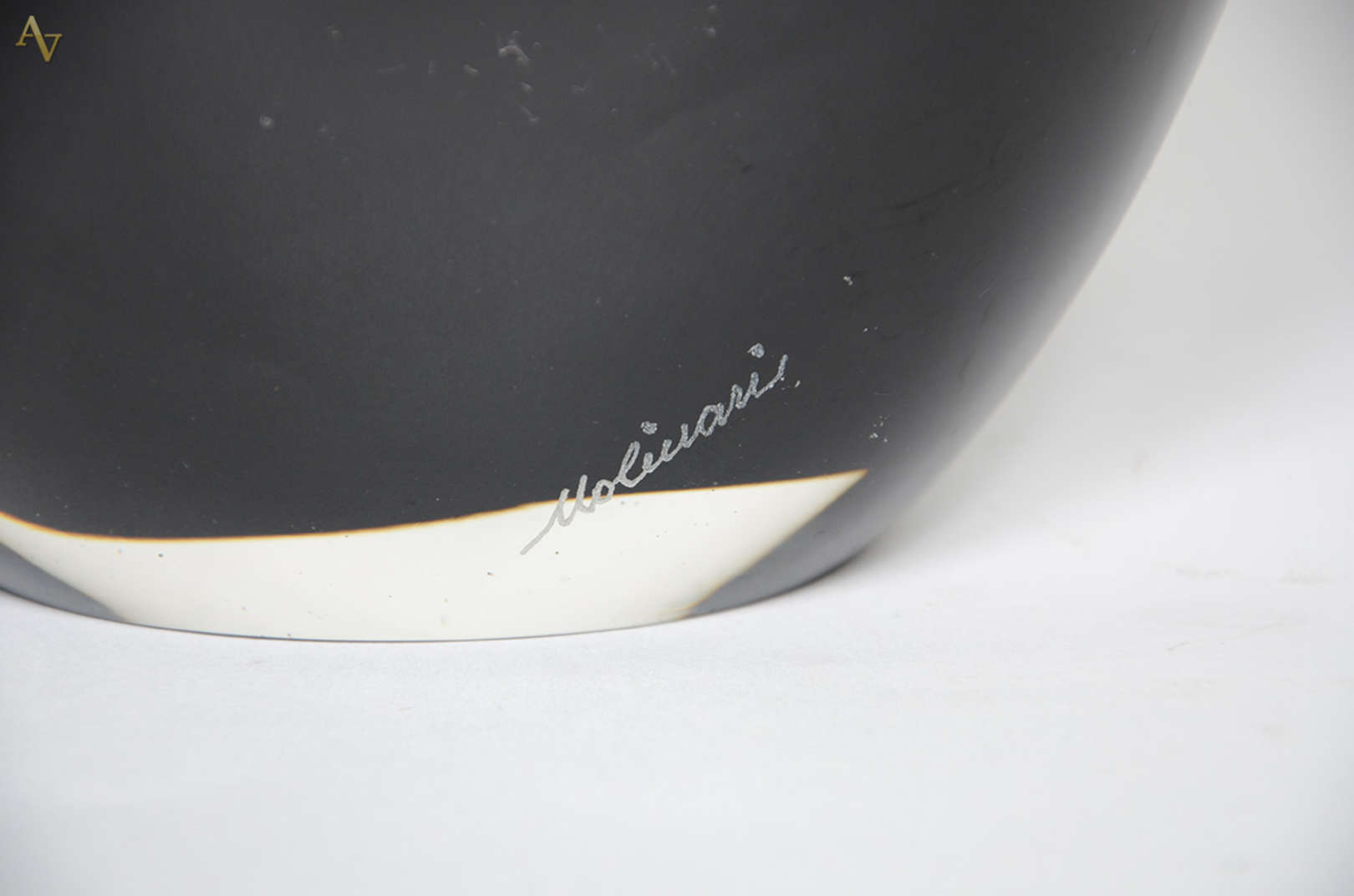 Vaso de murano MOLINARI na cor negra com mesclas coloridas, assinado. - foto 4 de 4