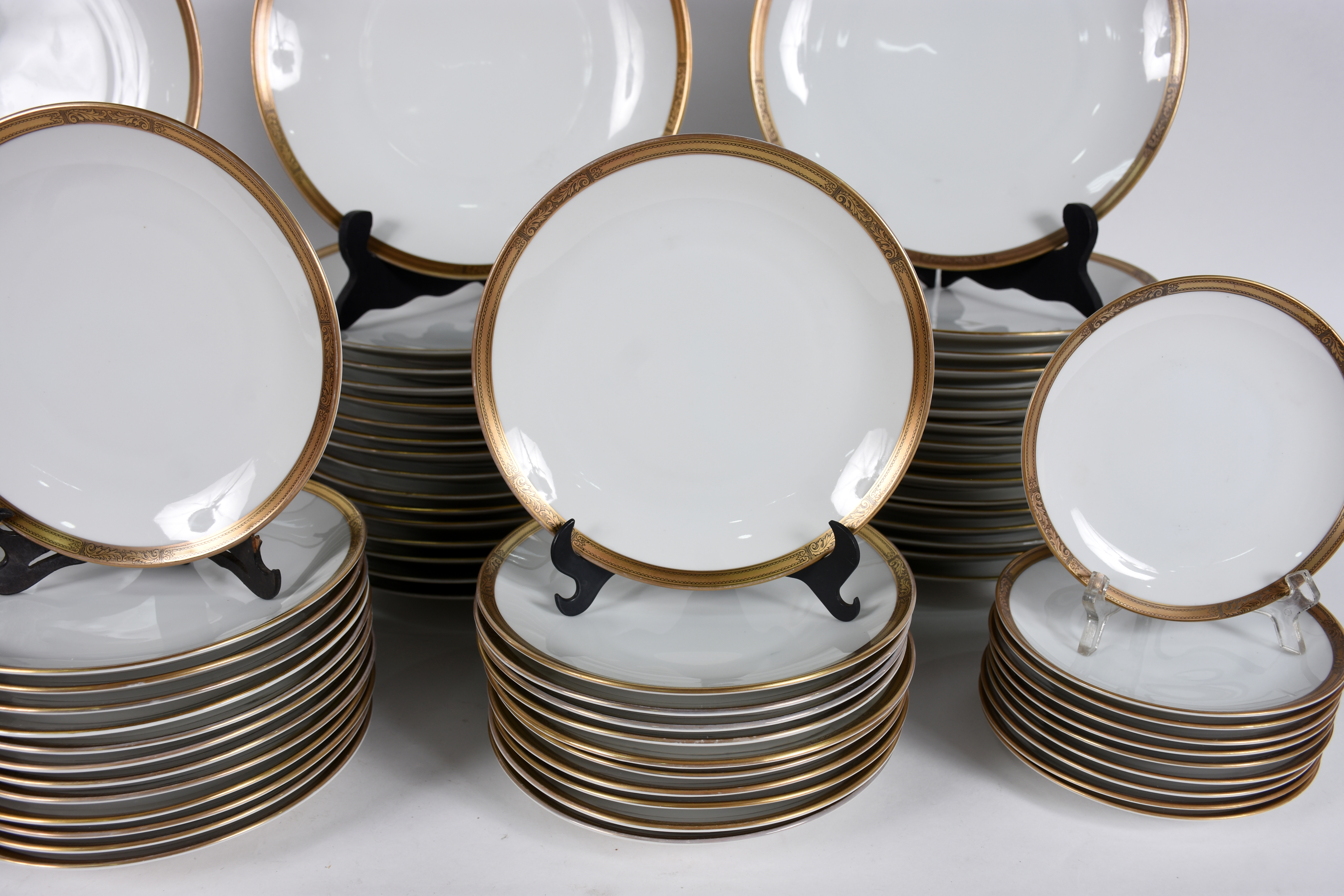 Aparelho de jantar de porcelana tcheca na cor bege, composto de 48... - foto 2 de 5
