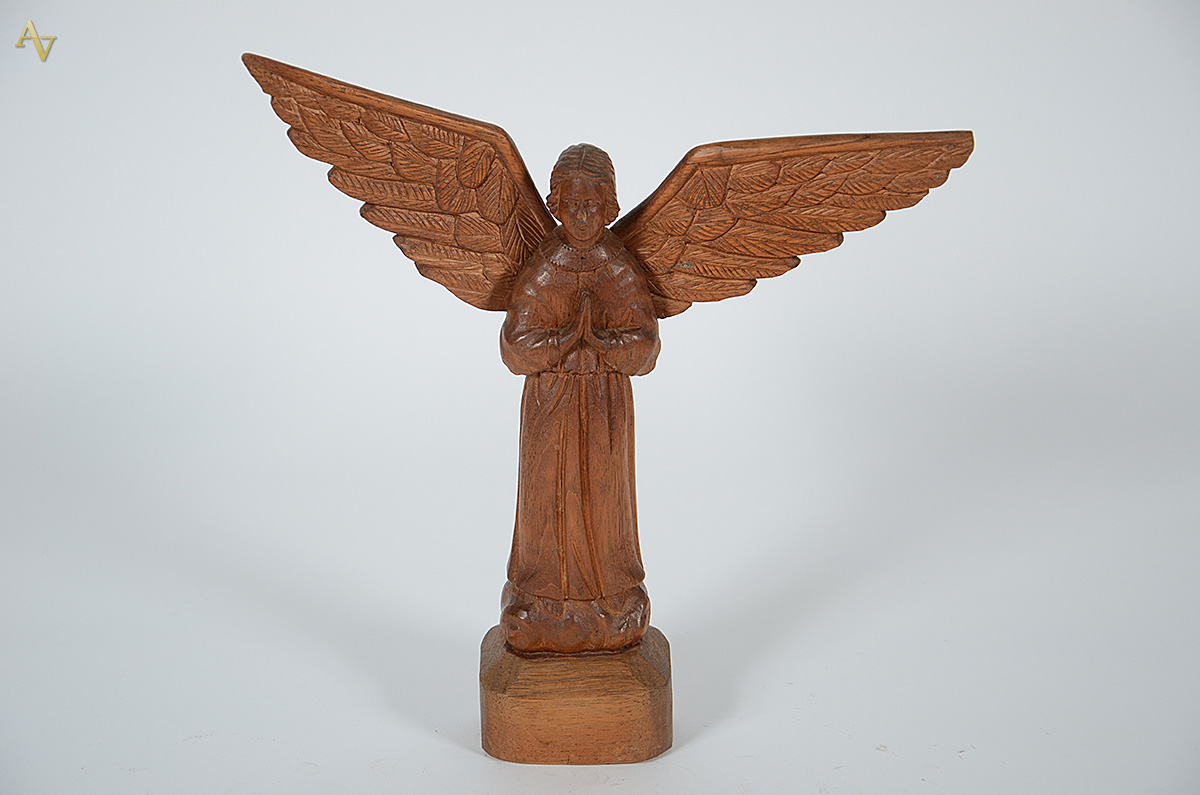 S. W. - Anjo de madeira. Altura 38 cm. Assinado. - foto 1 de 2