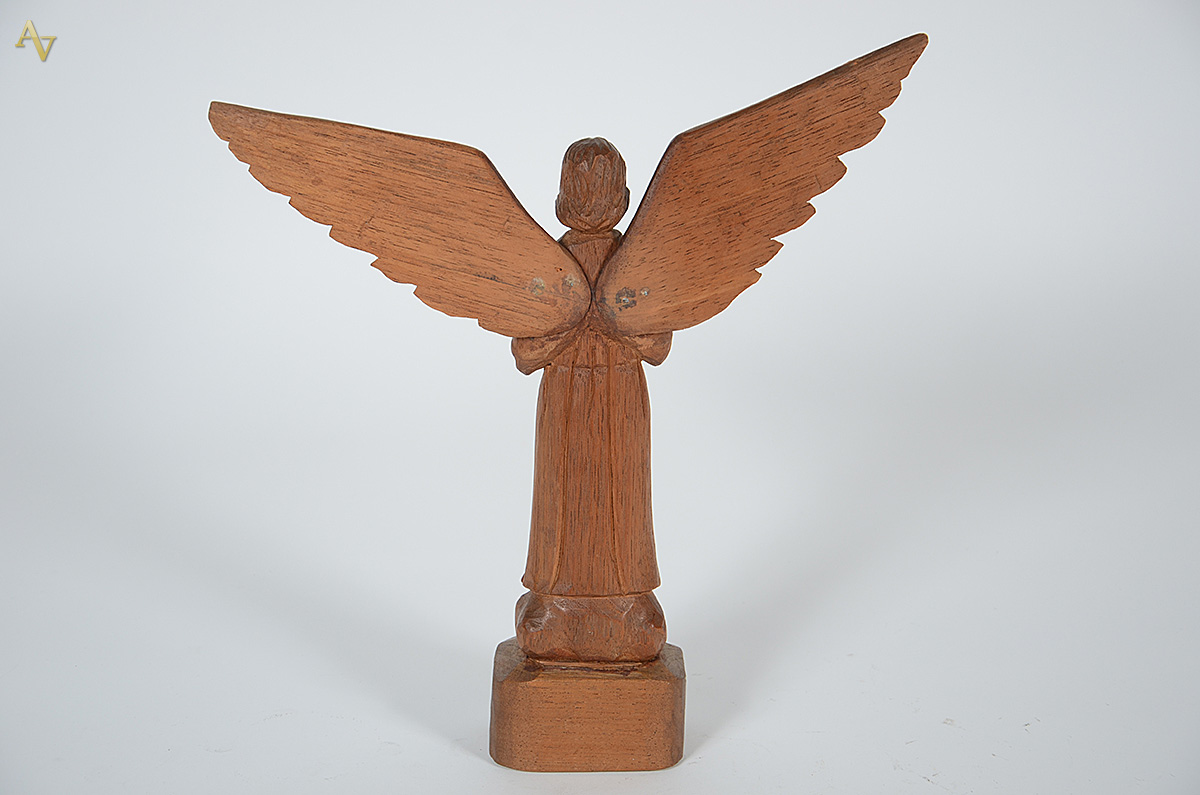 S. W. - Anjo de madeira. Altura 38 cm. Assinado. - foto 2 de 2