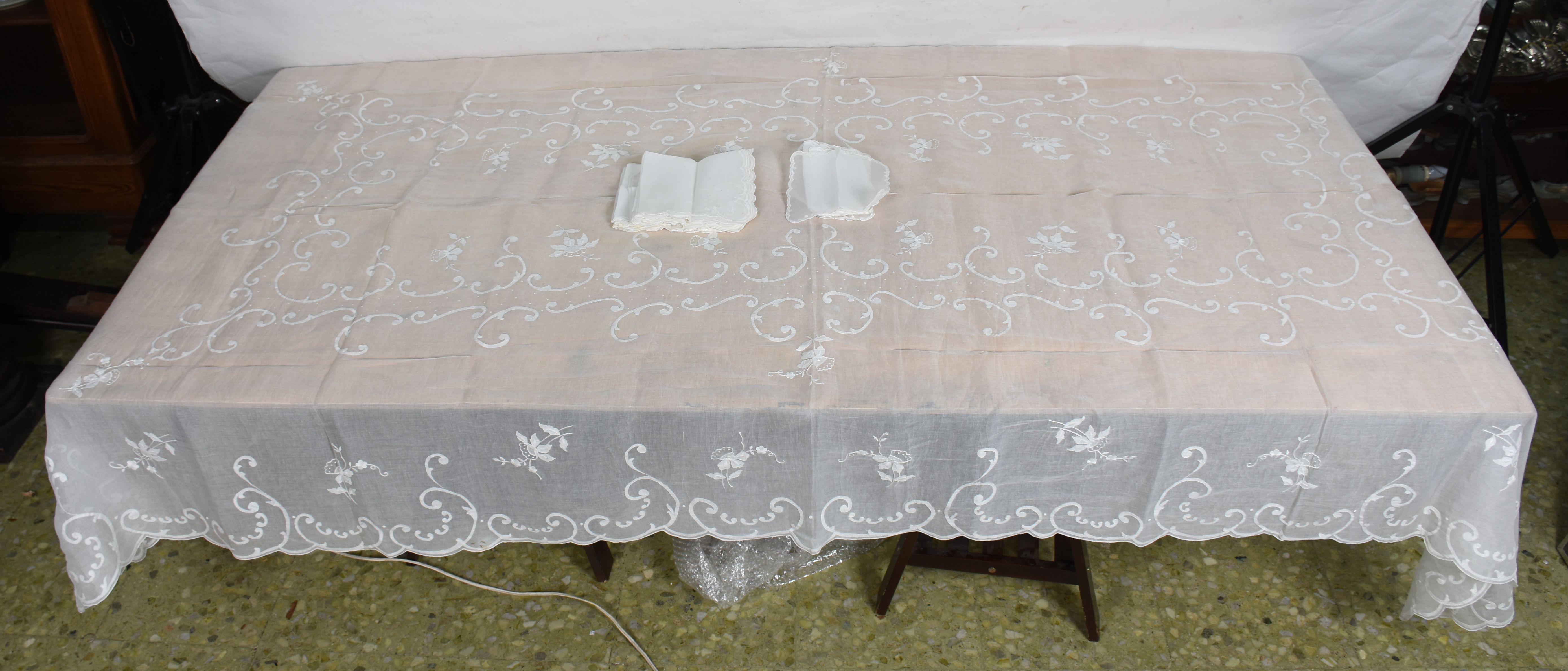 Toalha de mesa de organza com bordados, acompanham 10 guardanapos... - foto 1 de 2