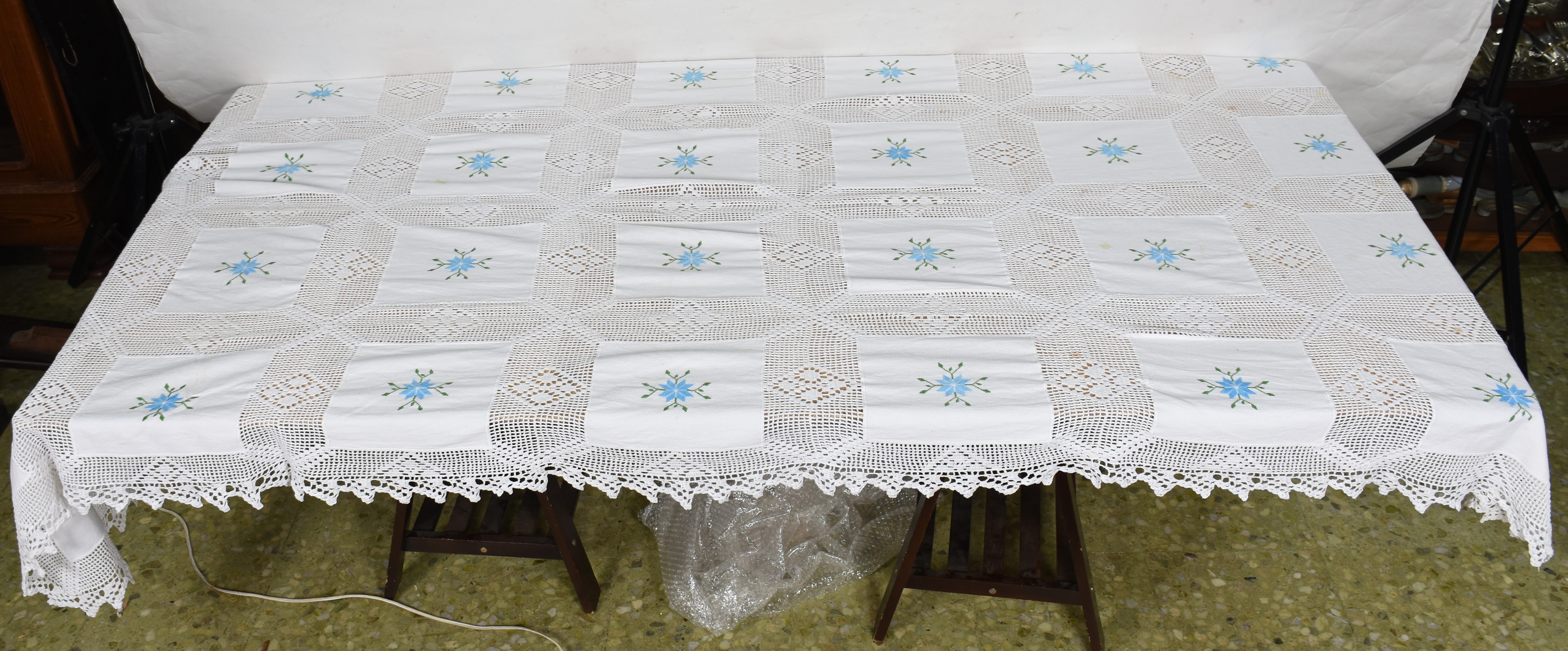 Duas toalhas de mesa, sendo uma na cor branca em labirinto e a outra... - foto 2 de 6