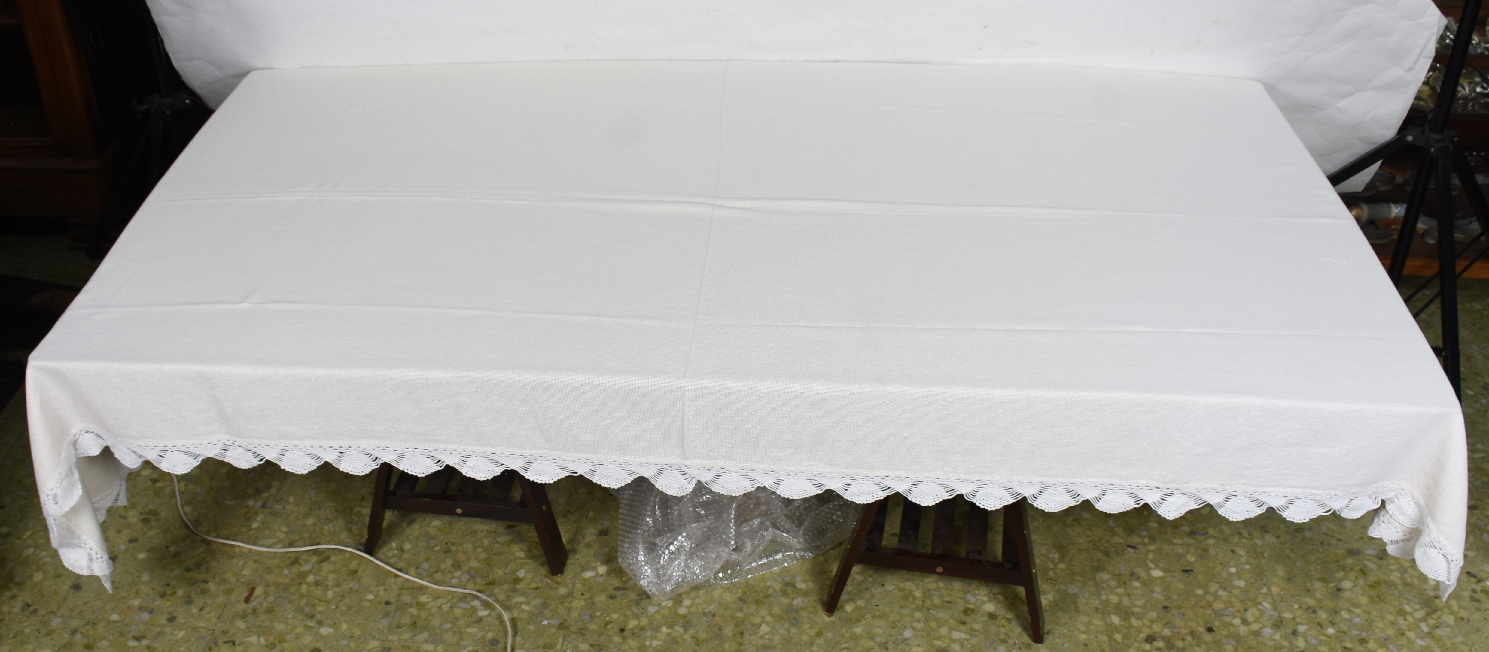 Toalha de mesa na cor branca com bordados - foto 1 de 3
