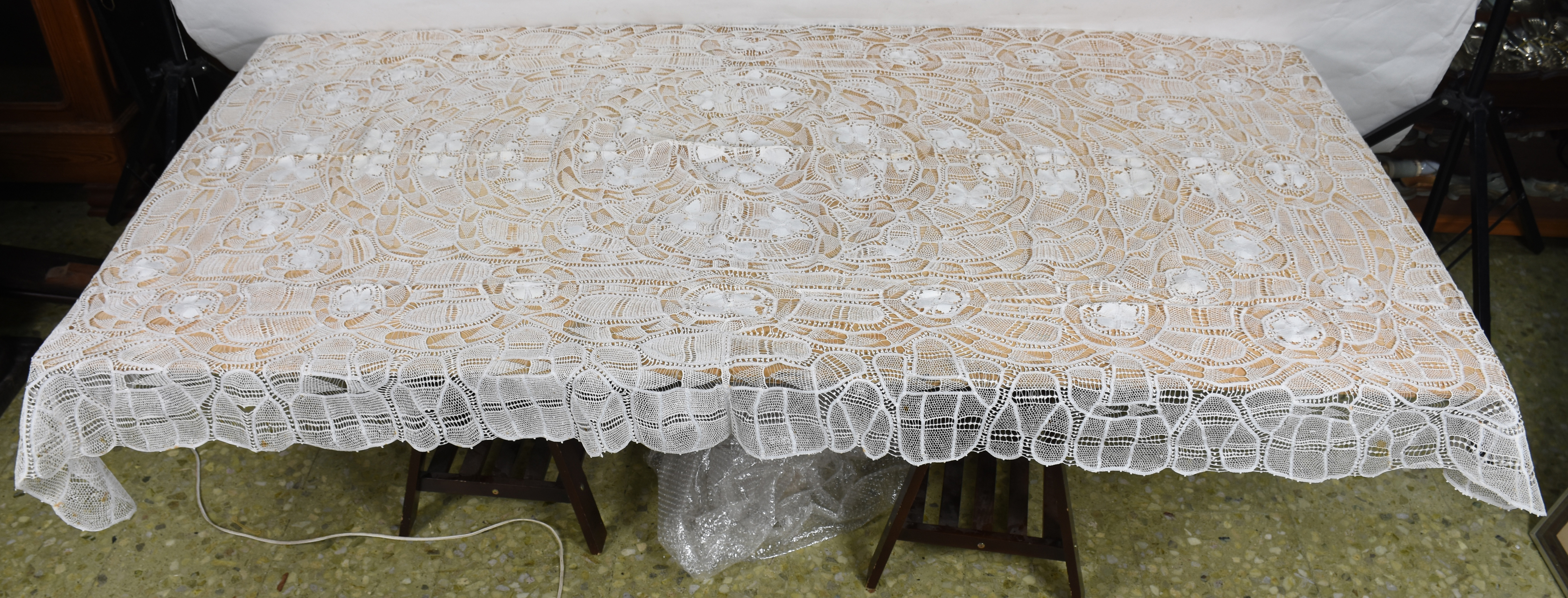 Toalha de mesa de renda branca. - foto 1 de 3