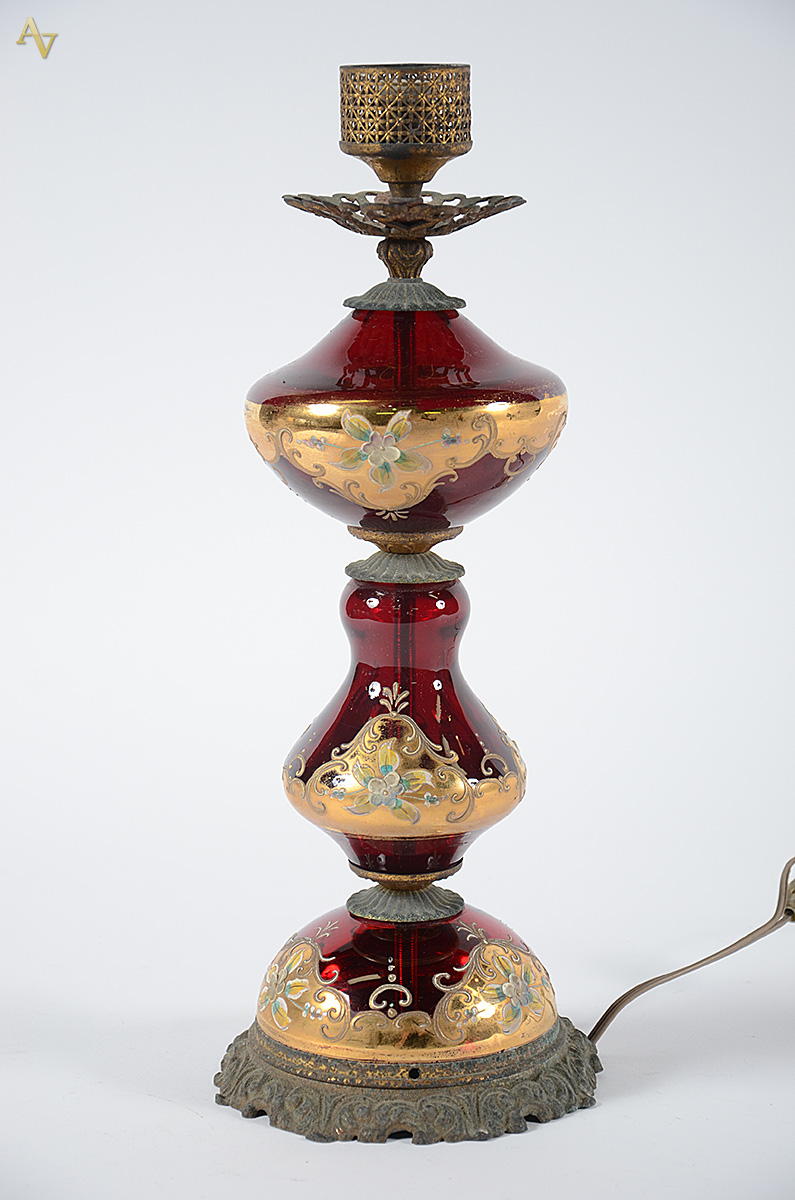 Pé de abajur de vidro tcheco vermelho e dourado. Altura 44 cm.